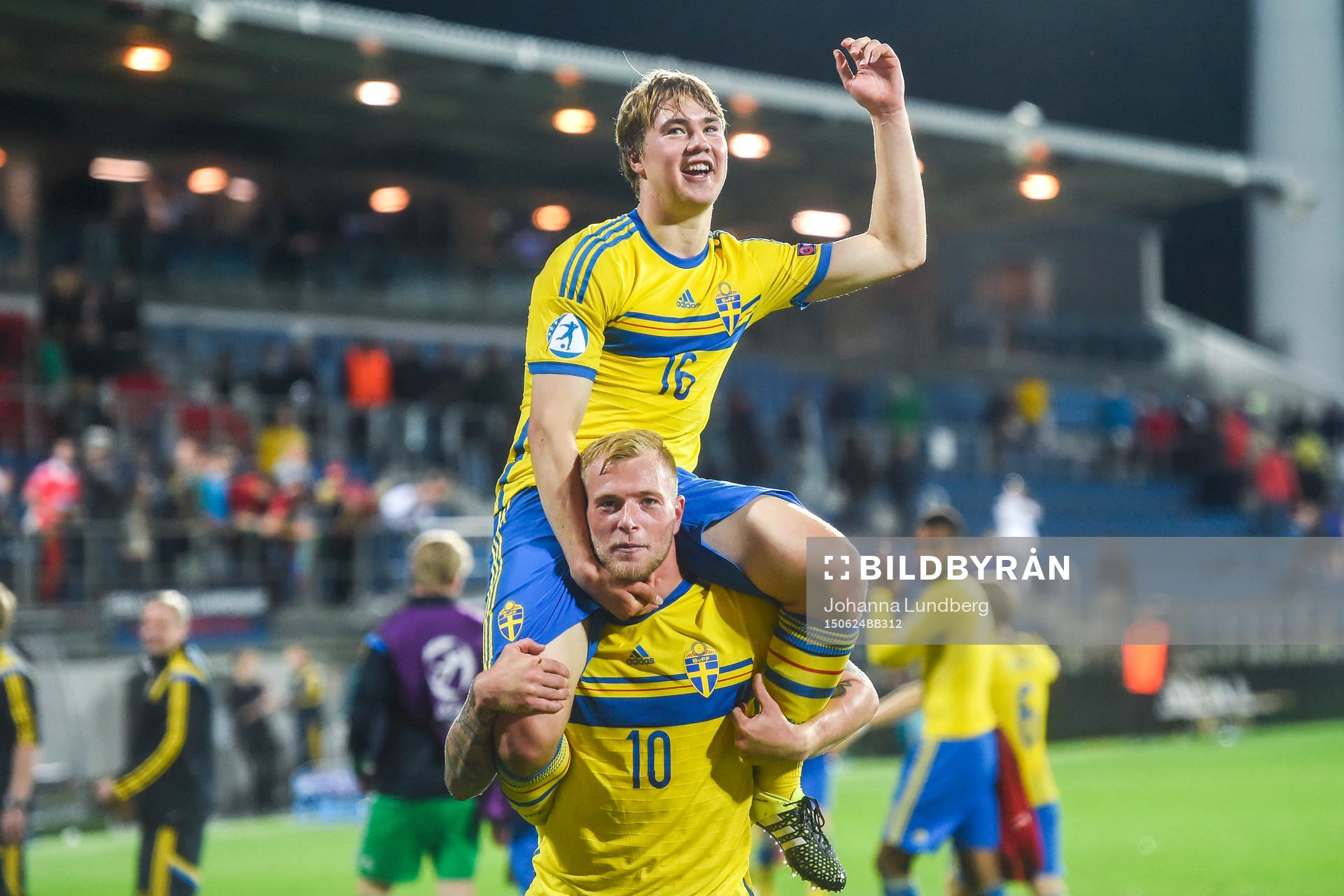 Sveriges Simon Tibbling jublar med John Guidetti efter fotbollsmatchen i U21-EM mellan Portugal och Sverige den 24 juni 2015 i Uherske Hradiste.