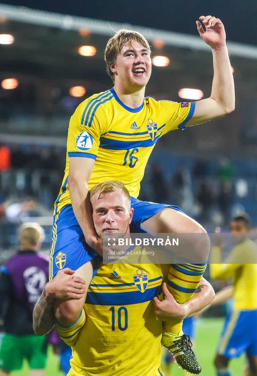 Sveriges Simon Tibbling jublar med John Guidetti efter fotbollsmatchen i U21-EM mellan Portugal och Sverige den 24 juni 2015 i Uherske Hradiste.