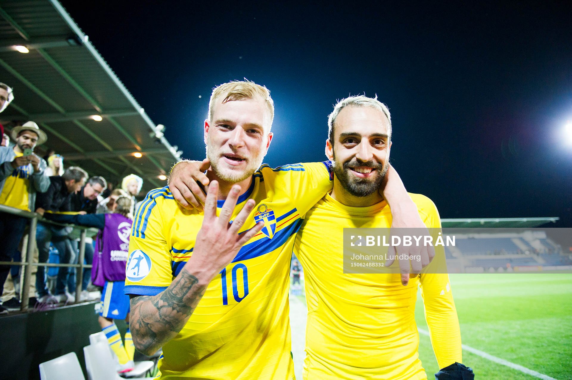 Sveriges John Guidetti och Abdullah Khalili jublar efter fotbollsmatchen i U21-EM mellan Portugal och Sverige den 24 juni 2015 i Uherske Hradiste.