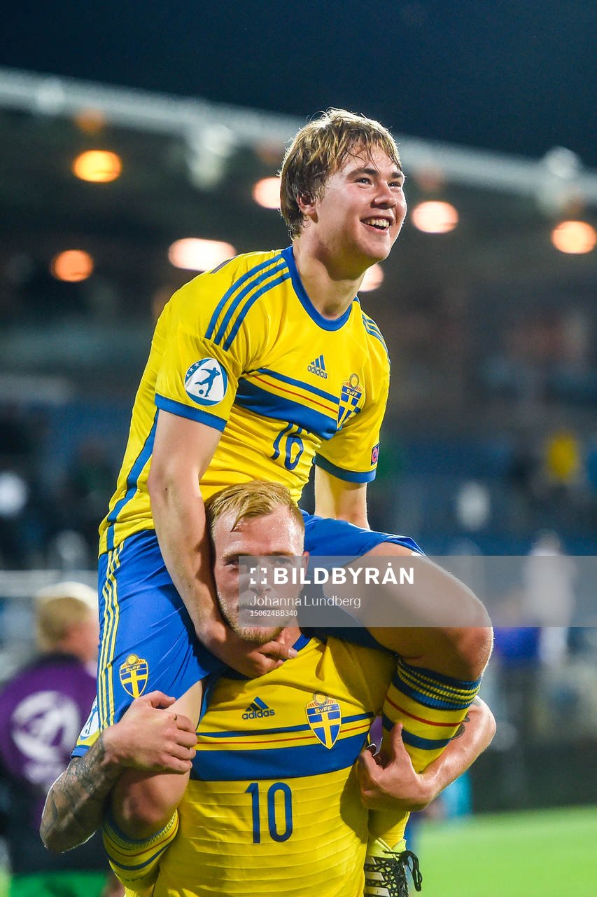 Sveriges Simon Tibbling och John Guidetti firar efter fotbollsmatchen i U21-EM mellan Portugal och Sverige den 24 juni 2015 i Uherske Hradiste.