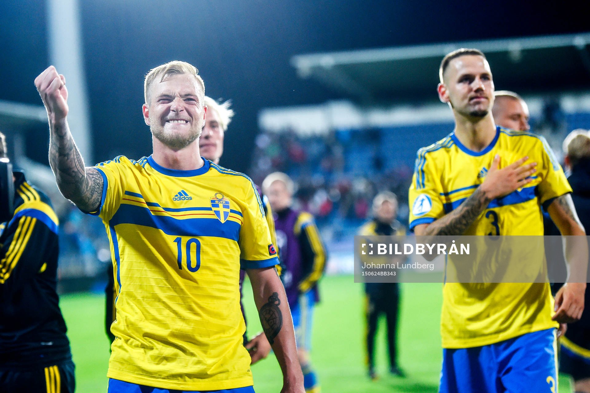 Sveriges John Guidetti och Alexander Milosevic jublar efter fotbollsmatchen i U21-EM mellan Portugal och Sverige den 24 juni 2015 i Uherske Hradiste.