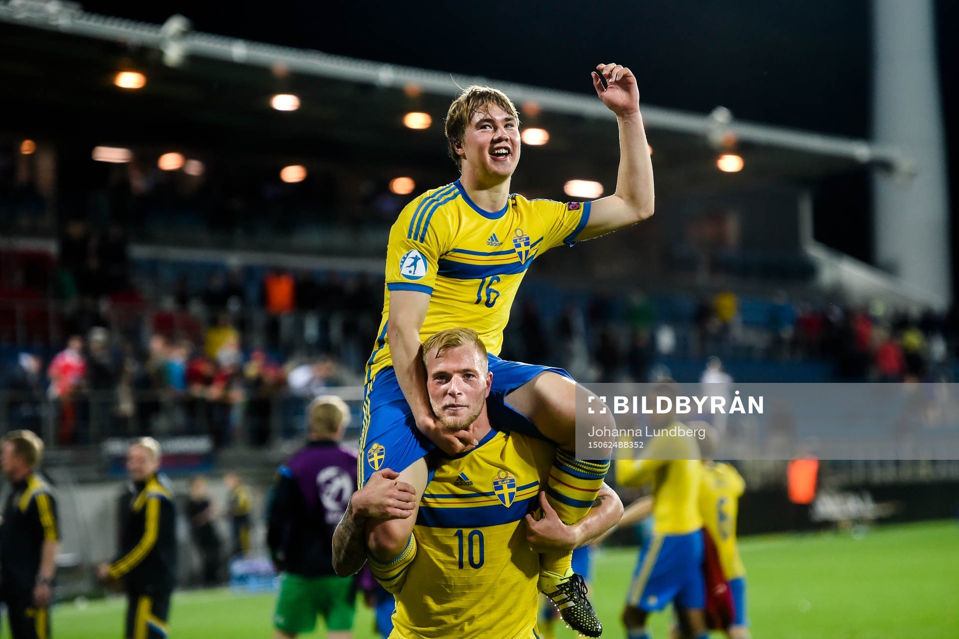 Sveriges John Guidetti firar med Simon Tibbling efter fotbollsmatchen i U21-EM mellan Portugal och Sverige den 24 juni 2015 i Uherske Hradiste.