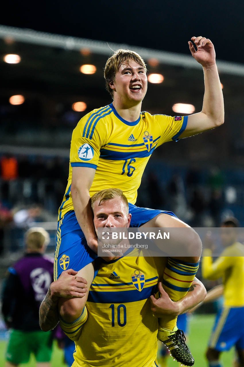Sveriges John Guidetti firar med Simon Tibbling efter fotbollsmatchen i U21-EM mellan Portugal och Sverige den 24 juni 2015 i Uherske Hradiste.