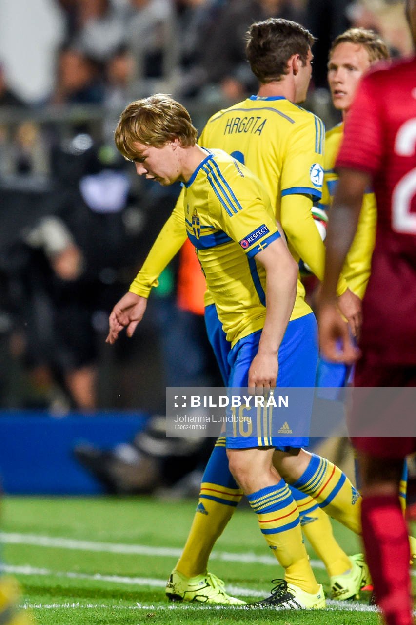 Byte mellan Sveriges Branimir Hrgota och Simon Tibbling