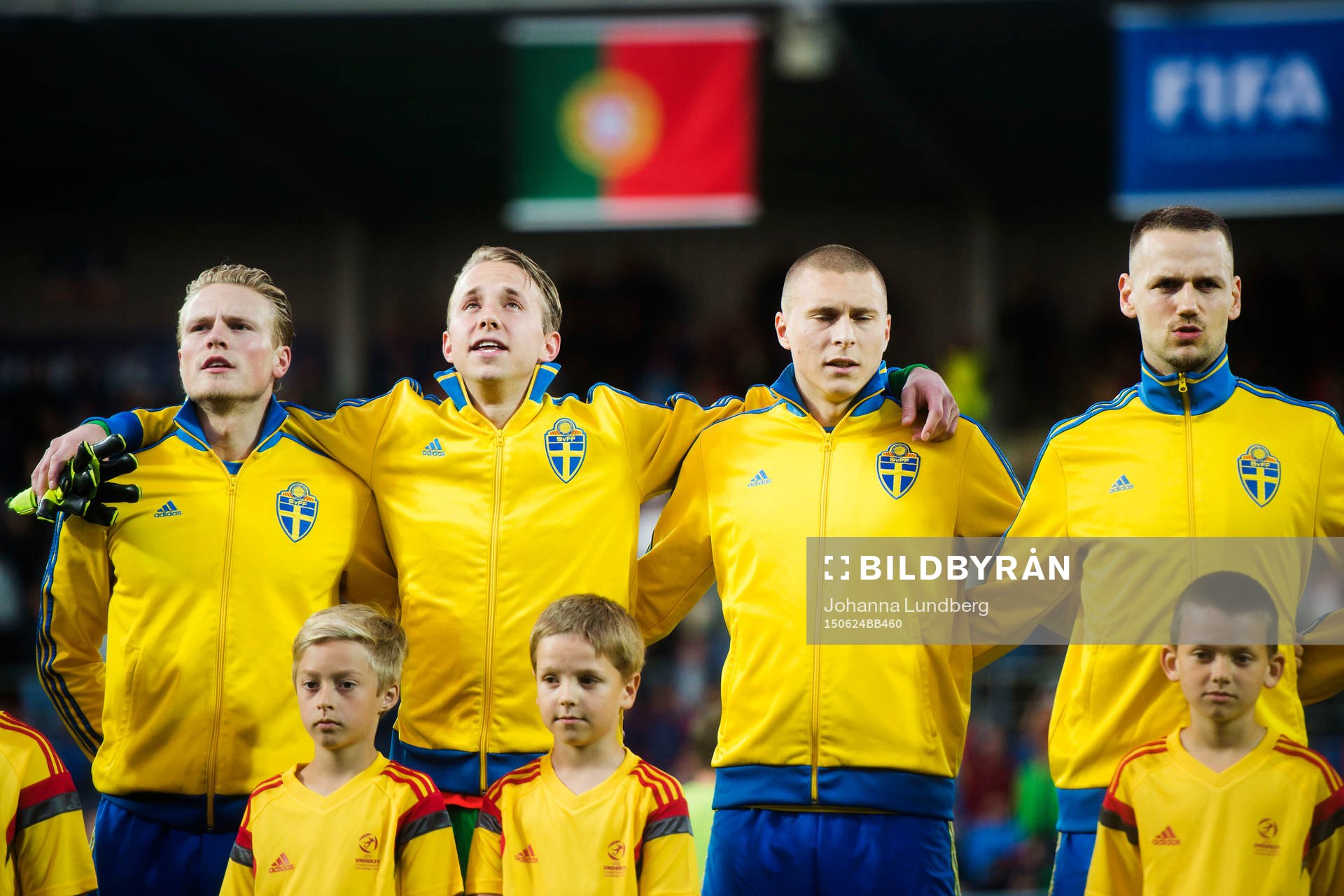 Sveriges Oscar Hiljemark, målvakt Patrik Carlgren, Victor