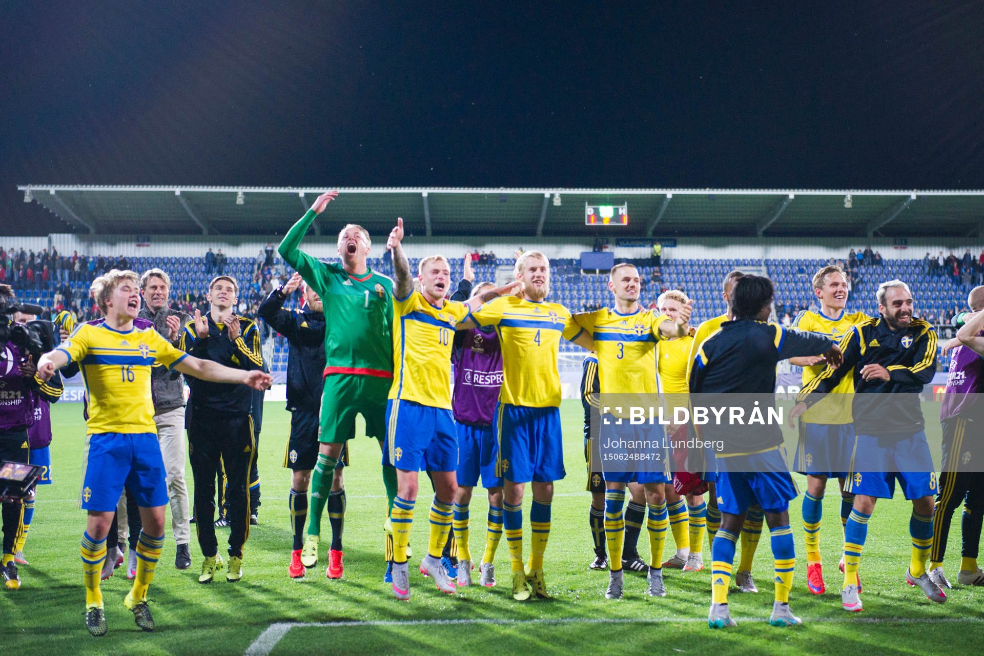 Sveriges Simon Tibbling, målvakt Patrik Carlgren, John