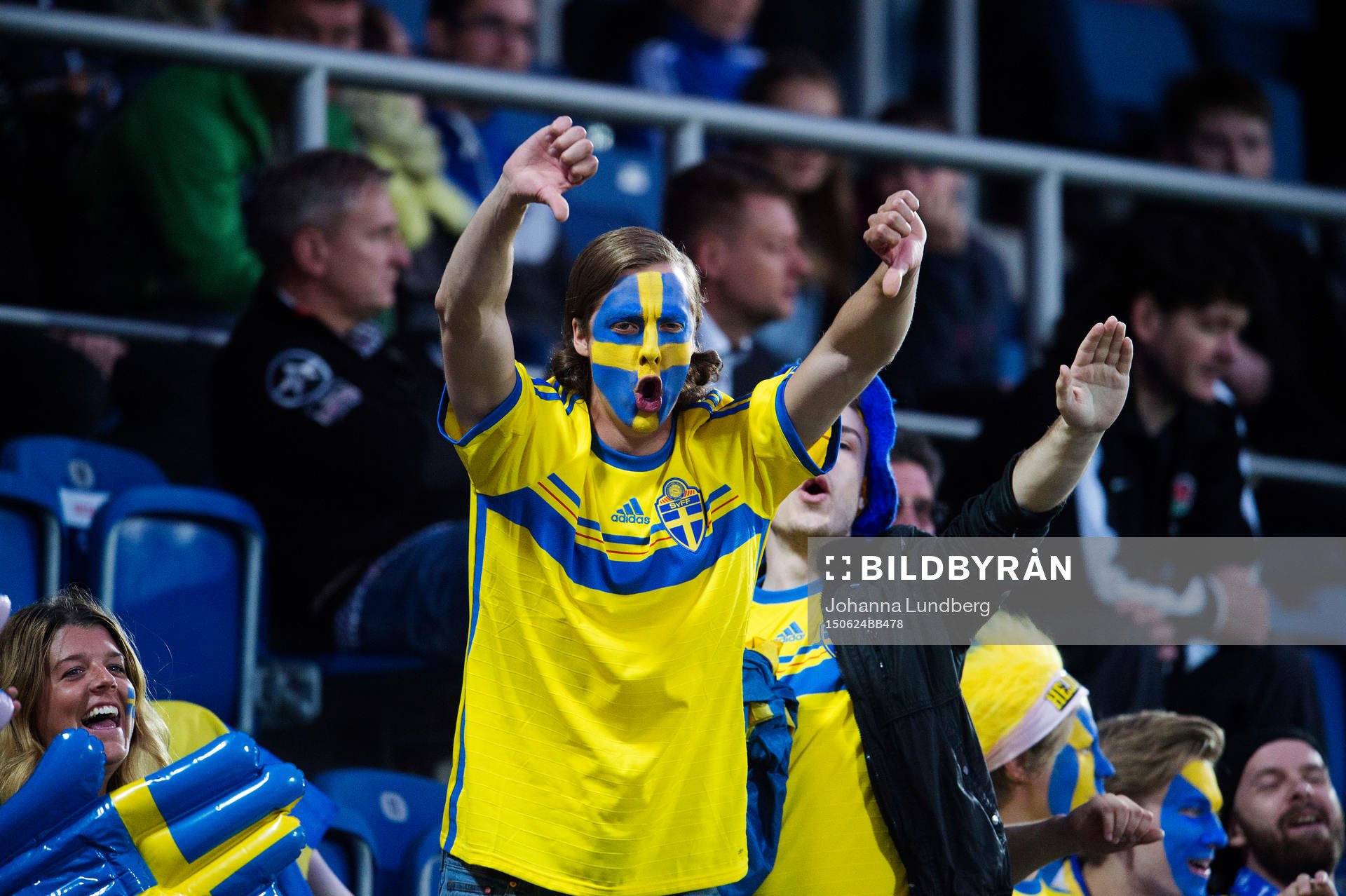 En svensk supporter gör tummarna ner