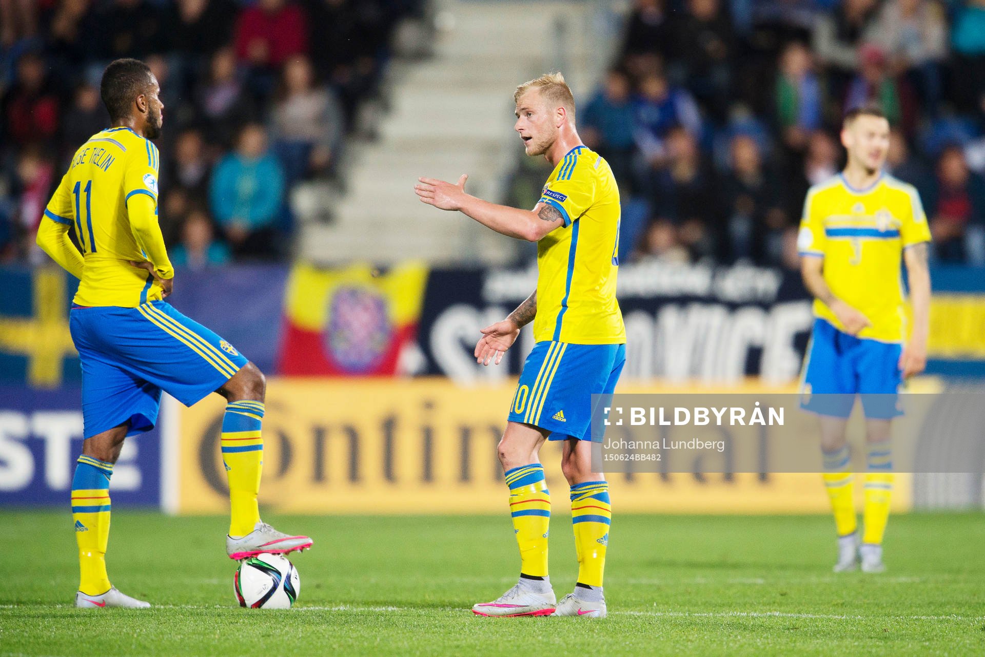 Sveriges Isaac Kiese Thelin och John Guidetti pratar