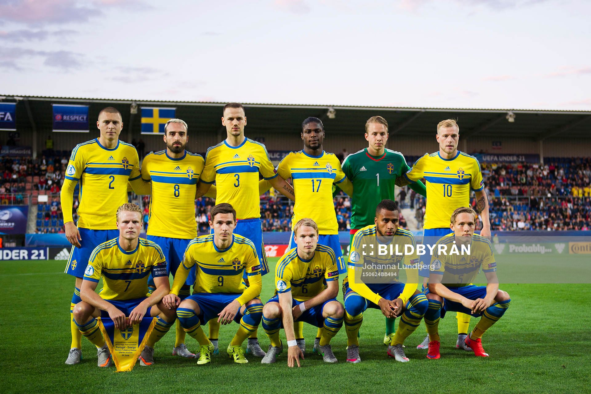 Sveriges spelare står uppställda för en lagbild övre raden fr.v. Victor Nilsson Lindelöf, Abdullah Khalili, Alexander Milosevic, Joseph Baffo, målvakt Patrik Carlgren och John Guidetti. Nedre raden fr.v. Oscar Hiljemark, Branimir Hrgota, Oscar Lewicki, Isaac Kiese Thelin och Ludwig Augustinsson under fotbollsmatchen i U21-EM mellan Portugal och Sverige den 24 juni 2015 i Uherske Hradiste.