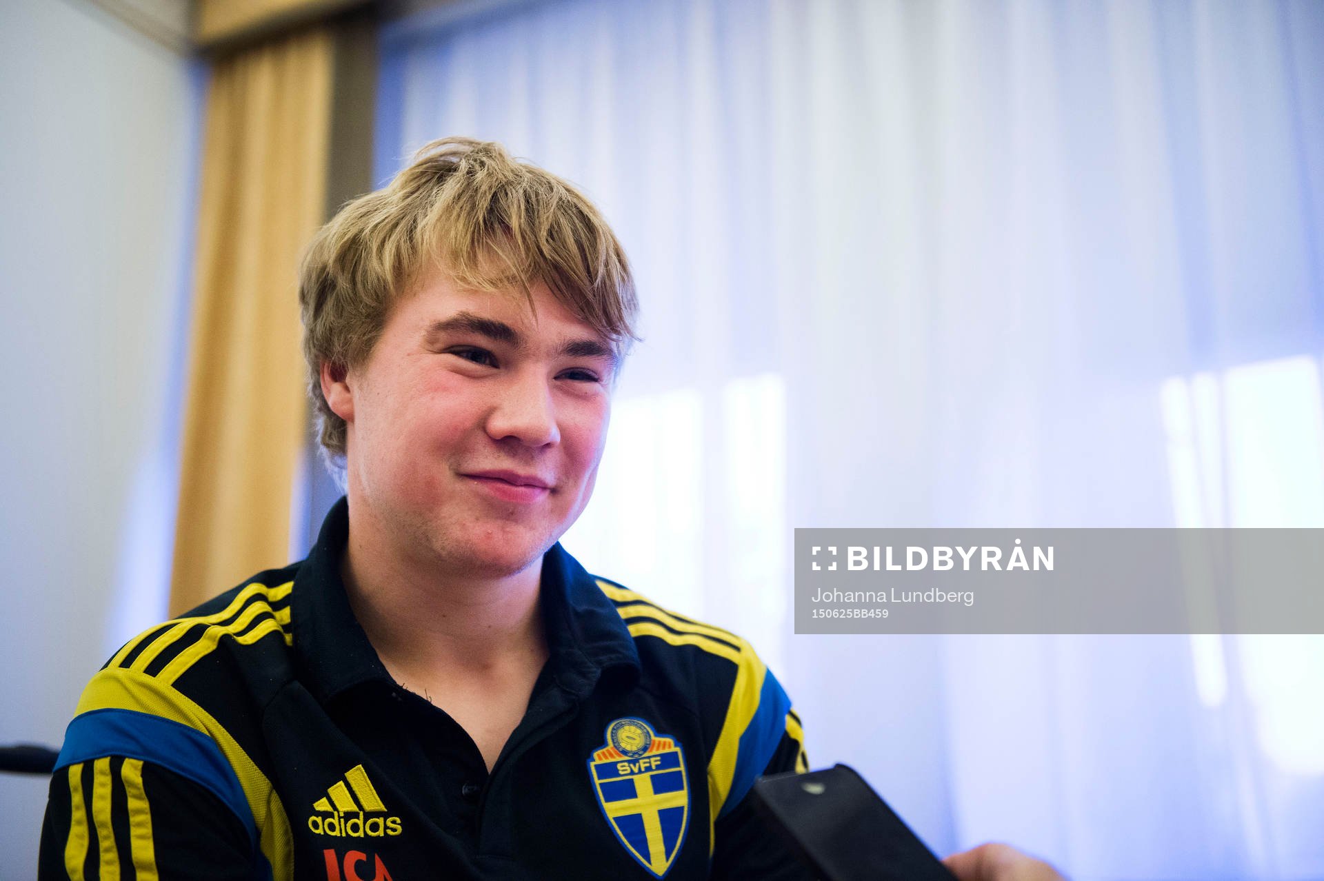 Sveriges Simon Tibbling pratar med media