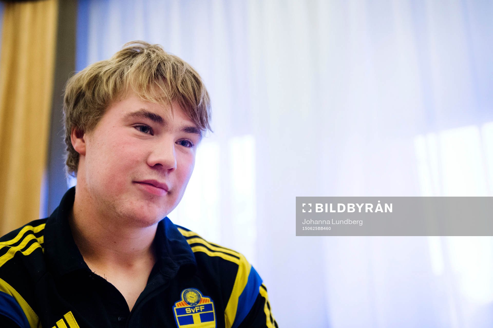 Sveriges Simon Tibbling pratar med media