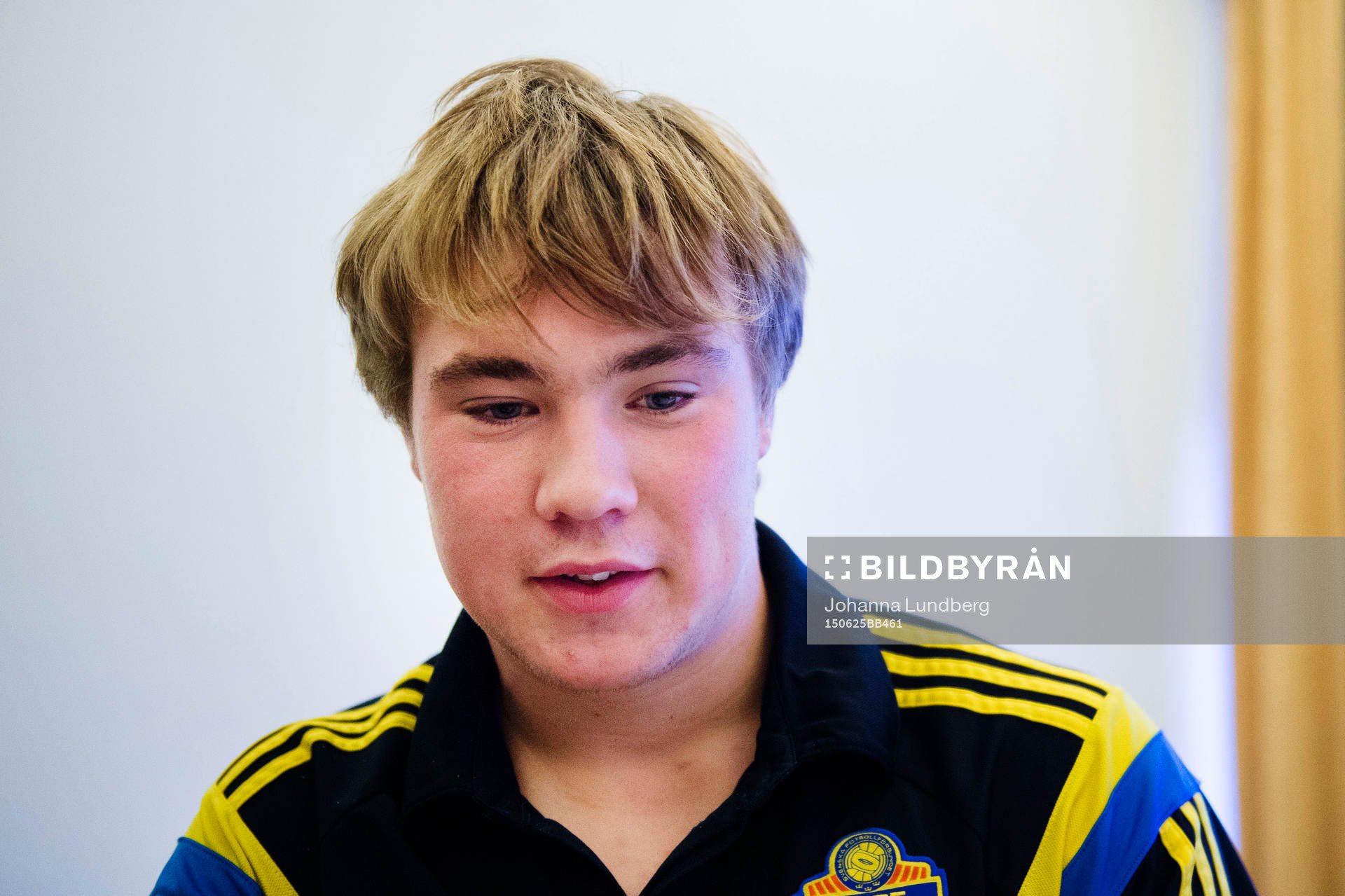 Sveriges Simon Tibbling pratar med media