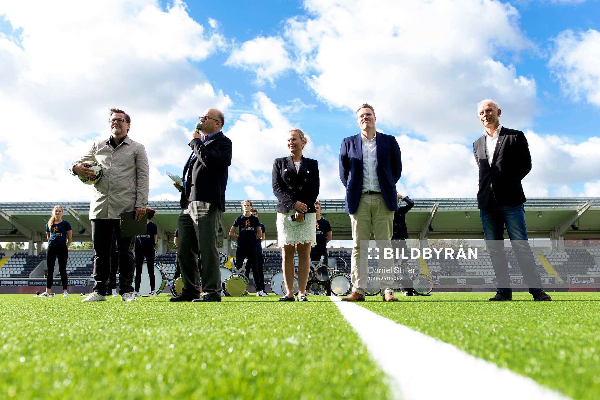 Konfrencier Joakim Geigert, Higabs VD Göran Sylvesten, GotEvents VD Lotta Nibell, Kommunalrådet Daniel Bernmar och BK Häckens klubbdirektör Dennis Andersson under invigningen av BK Häckens nya arena, Bravida Arena, den 25 juni 2015 i Göteborg.