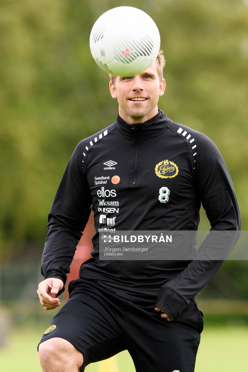 Anders Svensson har koll på boll under Elfsborgs träningsläger den 25 juni 2015 i Varberg.