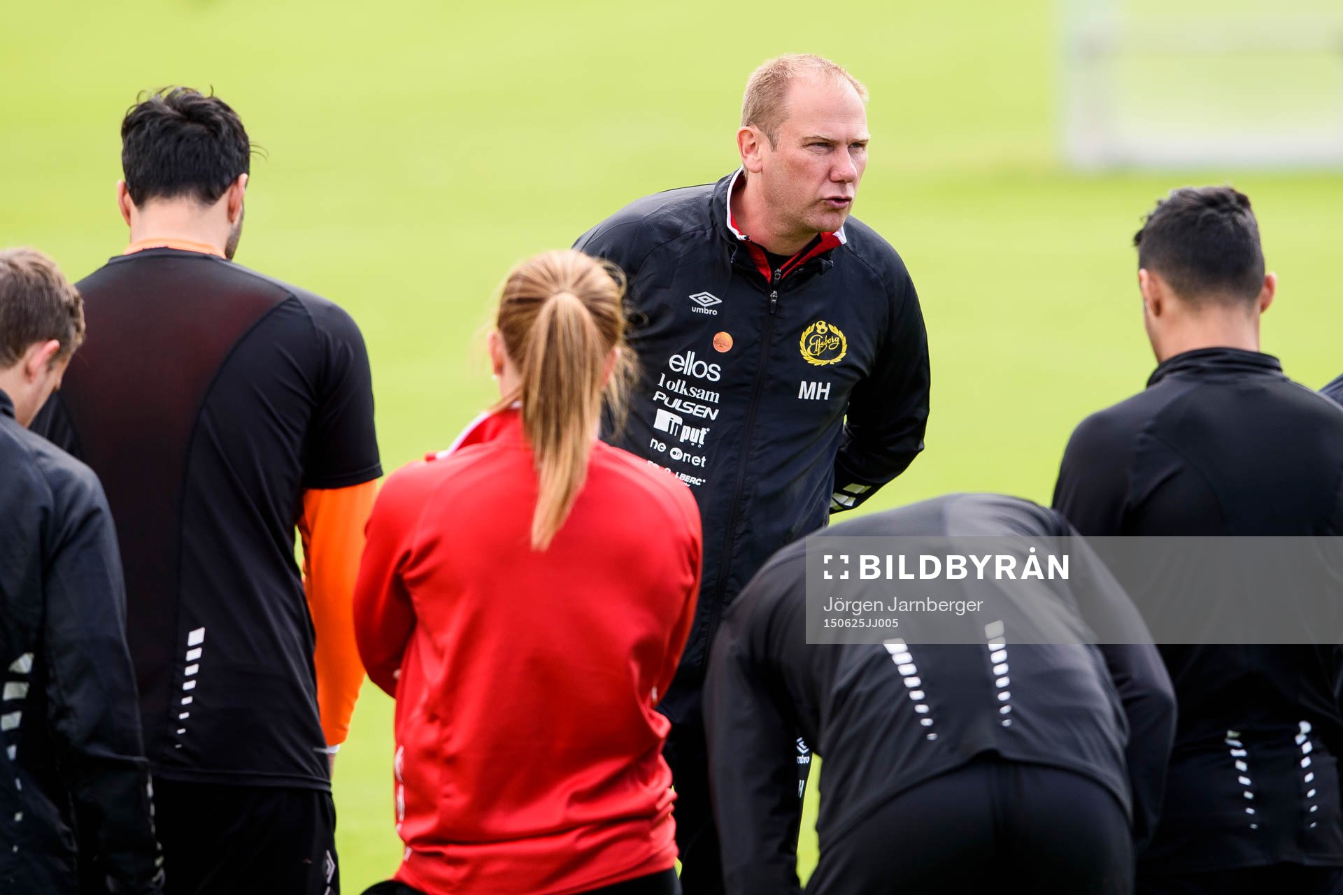 Elfsborgs manager Magnus Haglund instruerar laget