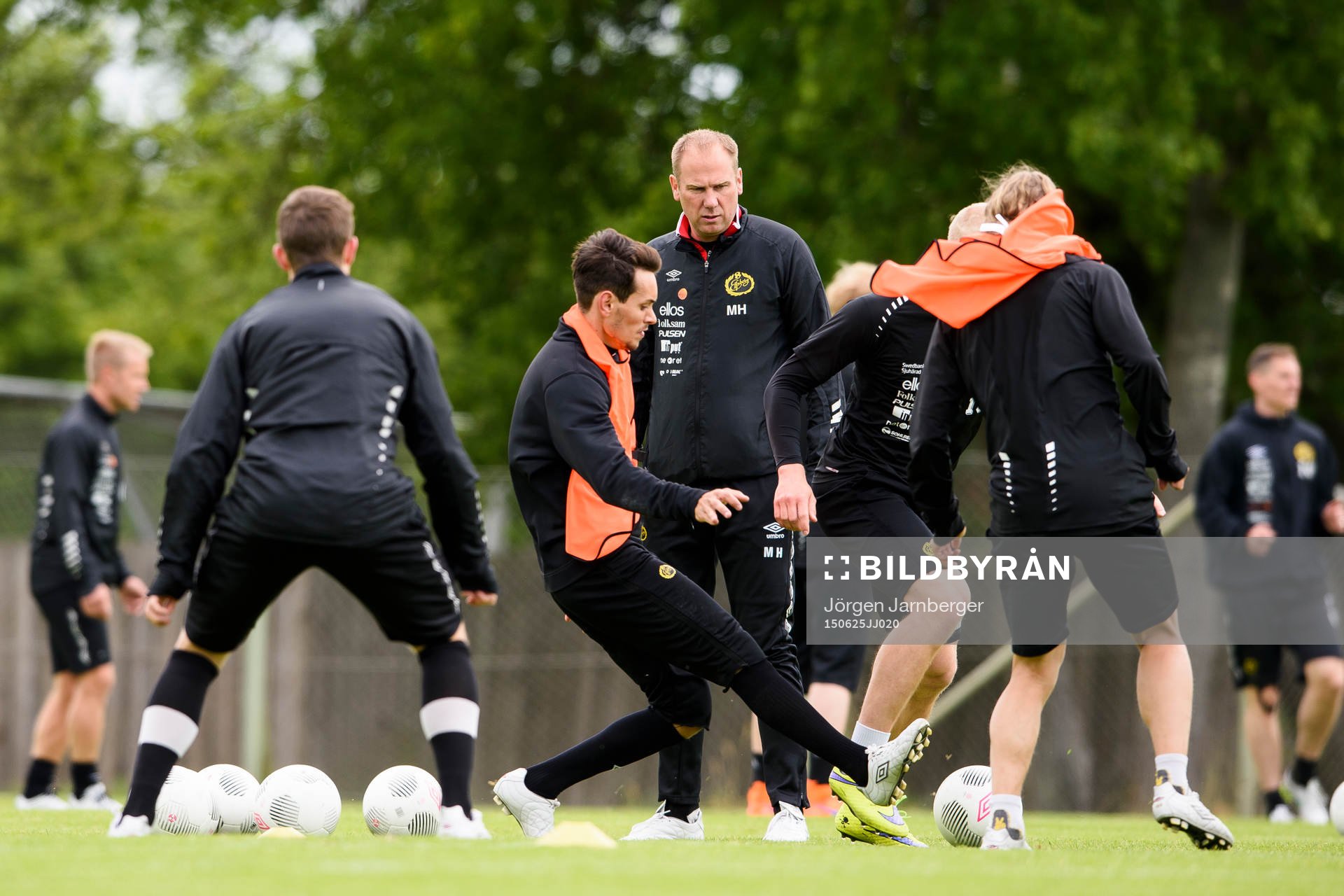 Elfsborgs manager Magnus Haglund håller koll på spelarna