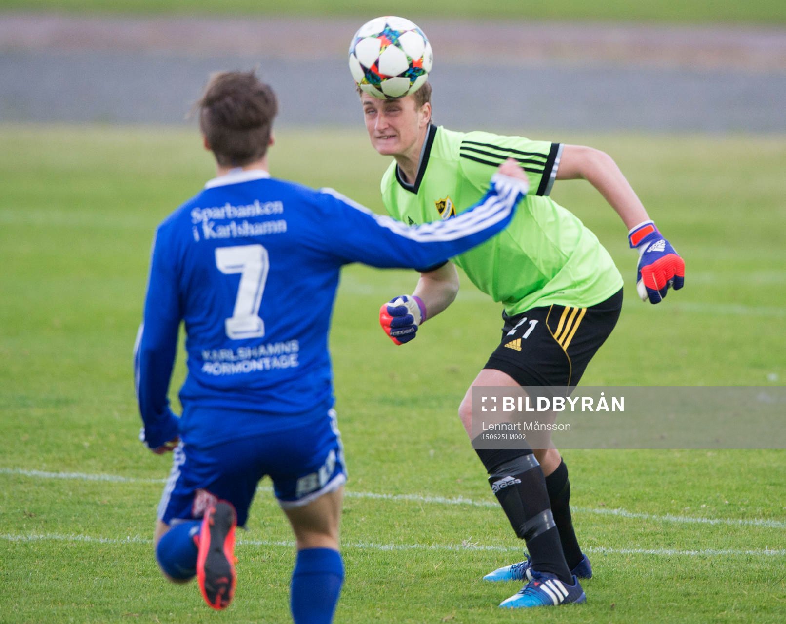 IFK Hässleholms målvakt Alexander Nilsson nickar undan i