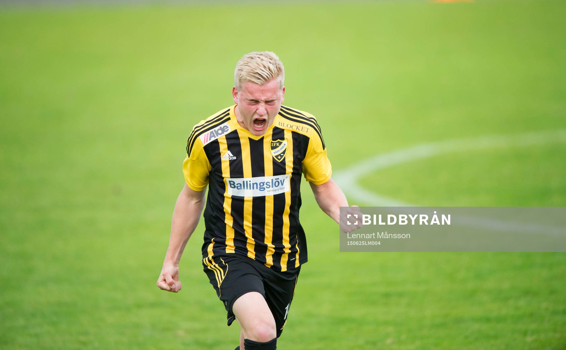 IFK Hässleholms Linus Svensson har gjort 1-0 och jublar i
