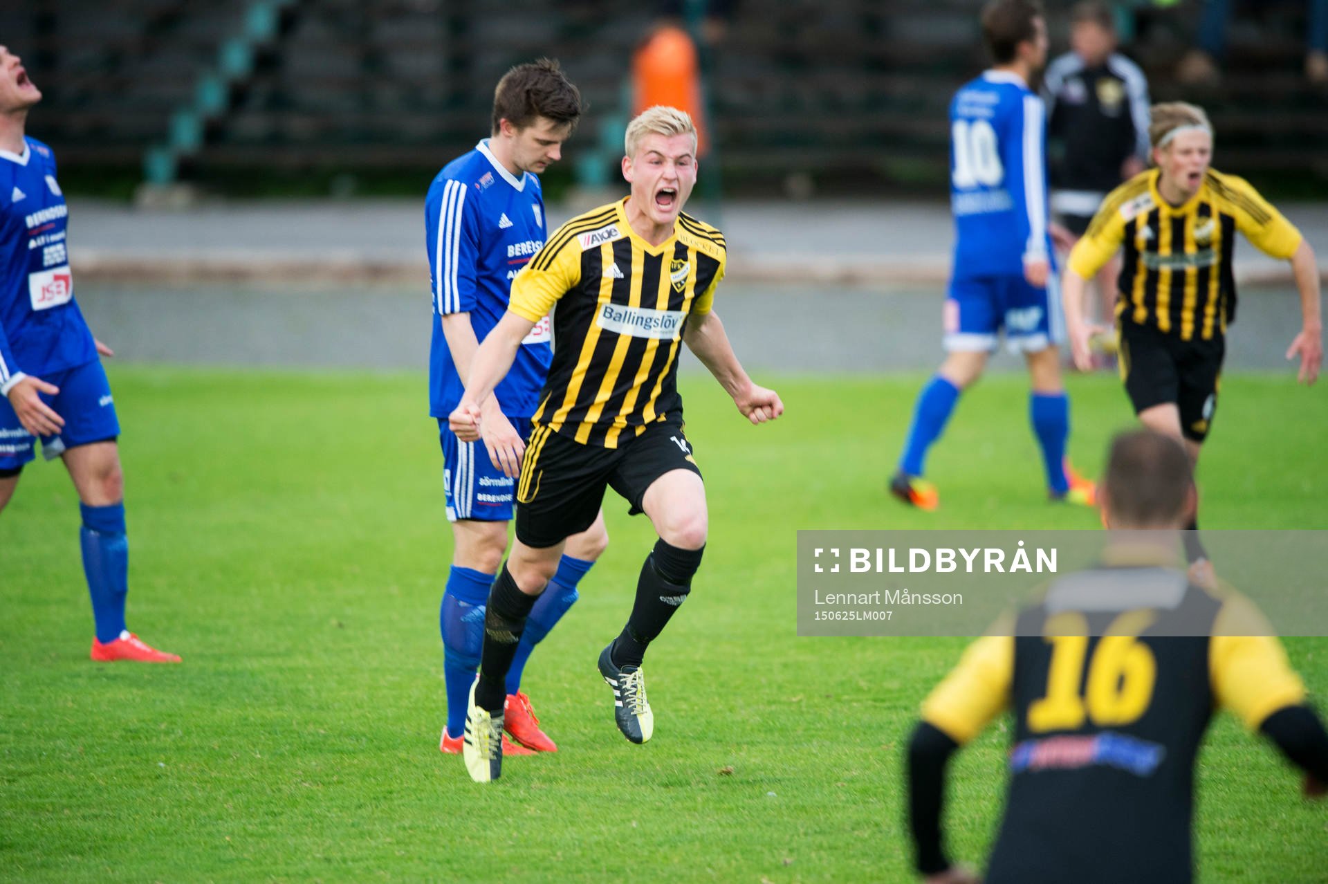 IFK Hässleholms Linus Svensson har gjort 1-0 och jublar i matchen i division 2 mellan IFK Hässleholm och Asarum i Hässleholm 25 juni 2015.