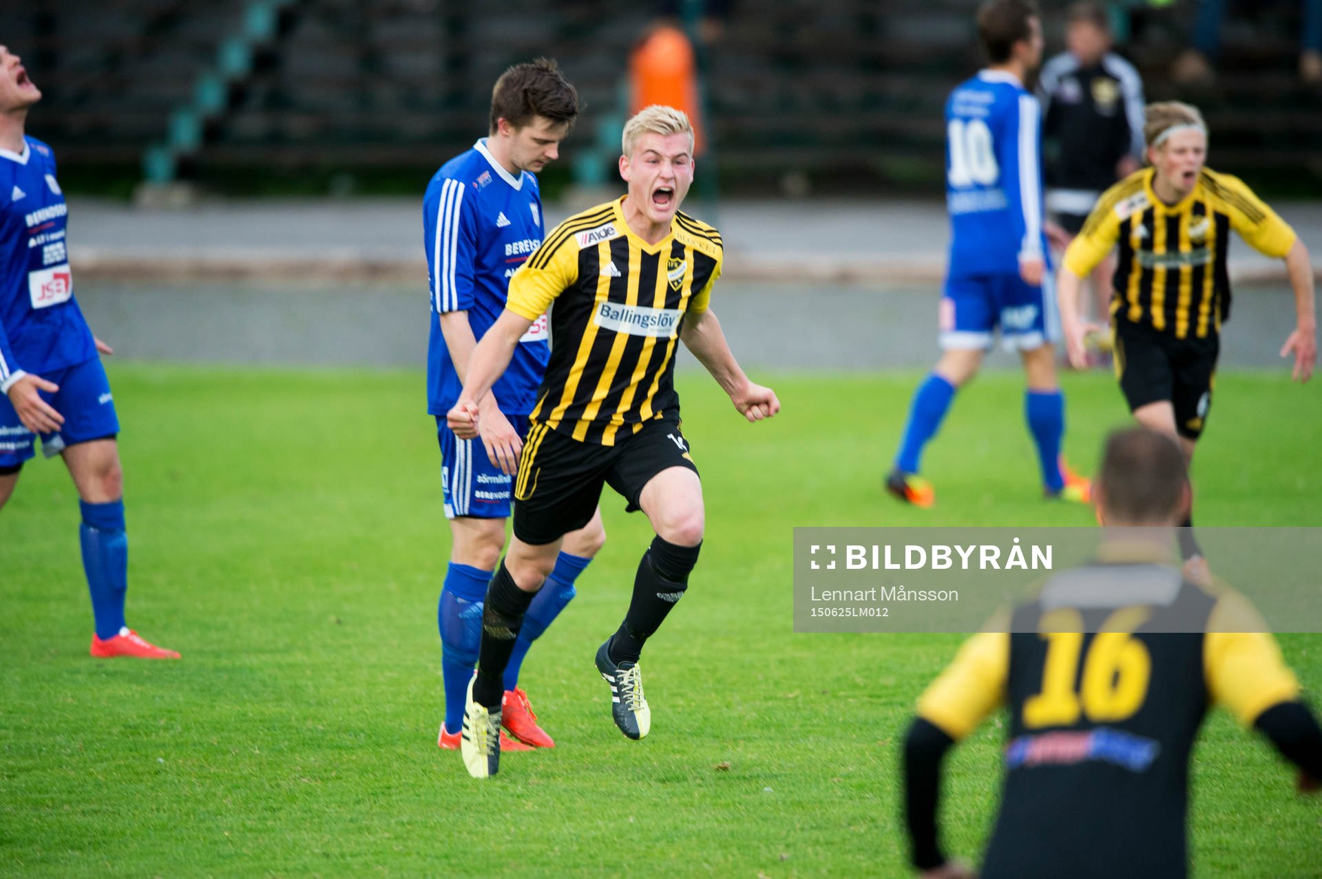 IFK Hässleholms Linus Svensson har gjort 1-0 och jublar i
