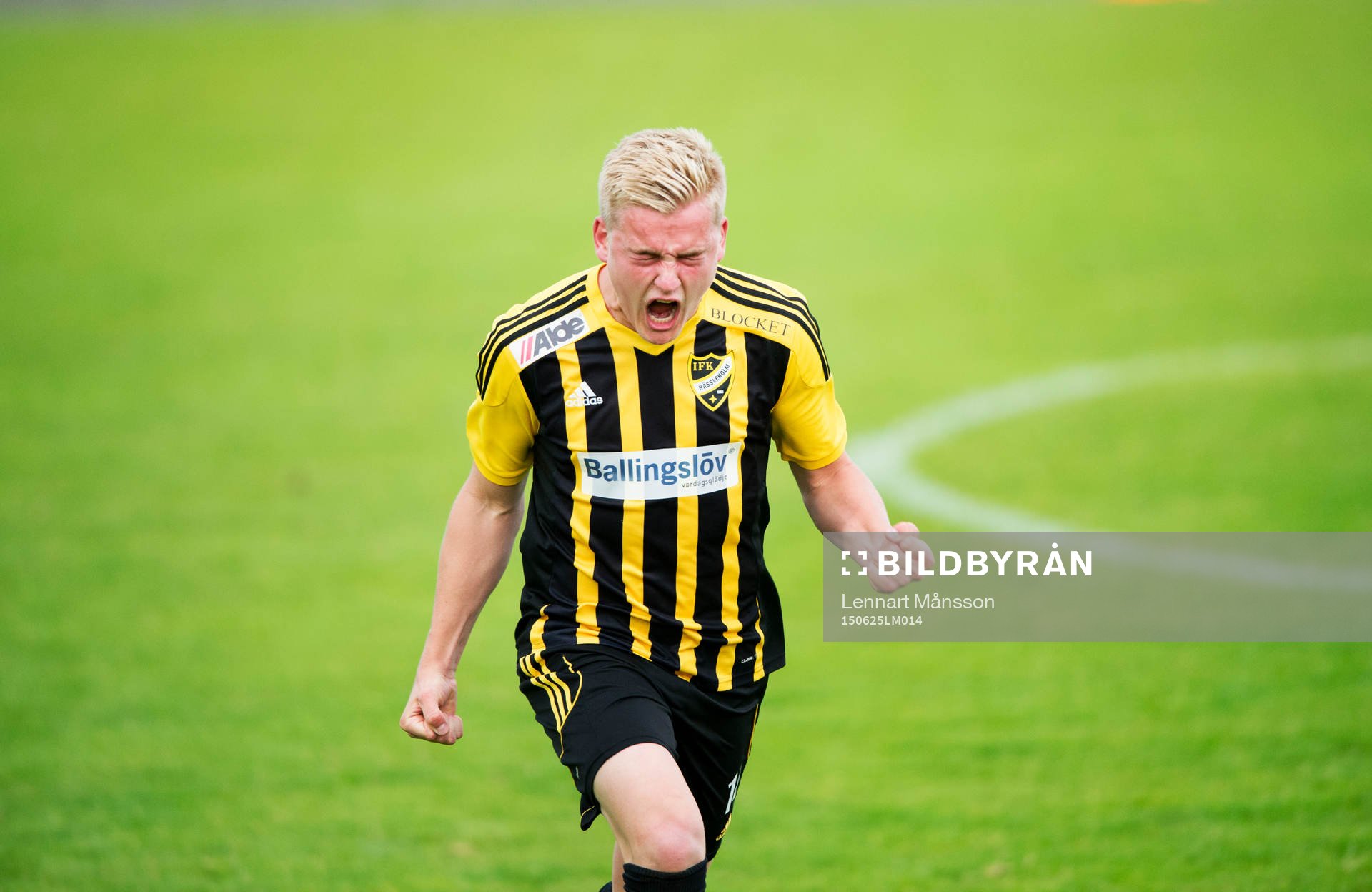 IFK Hässleholms Linus Svensson har gjort 1-0 och jublar i