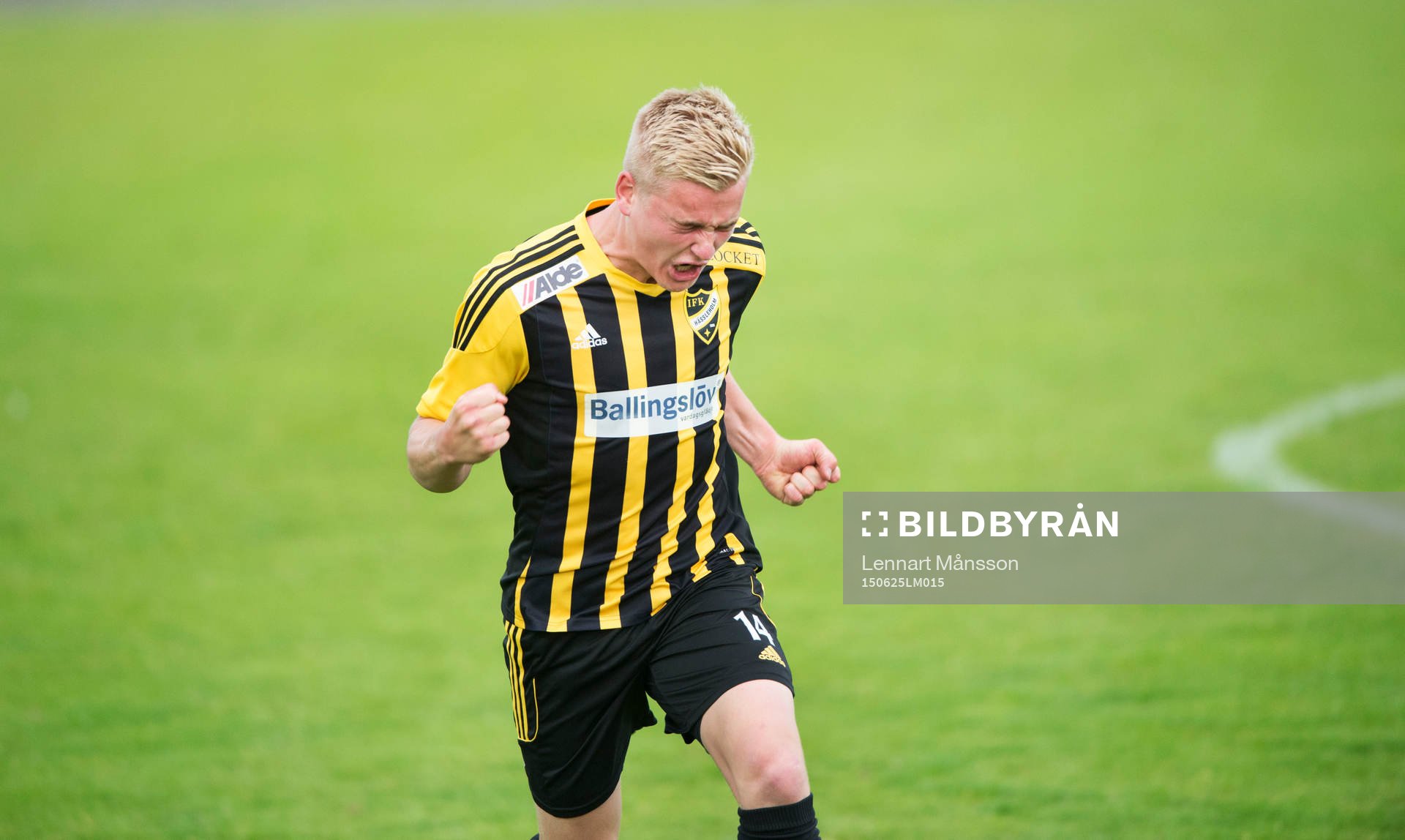 IFK Hässleholms Linus Svensson har gjort 1-0 och jublar i