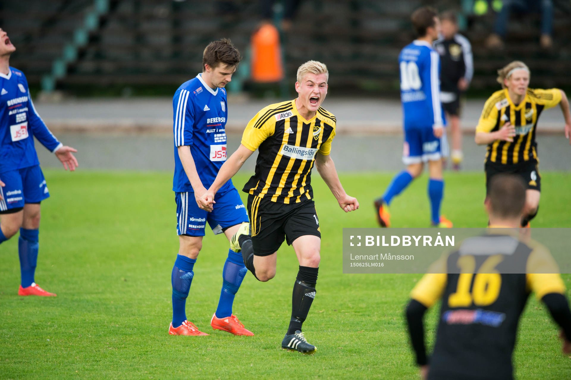IFK Hässleholms Linus Svensson har gjort 1-0 och jublar i matchen i division 2 mellan IFK Hässleholm och Asarum i Hässleholm 25 juni 2015.
