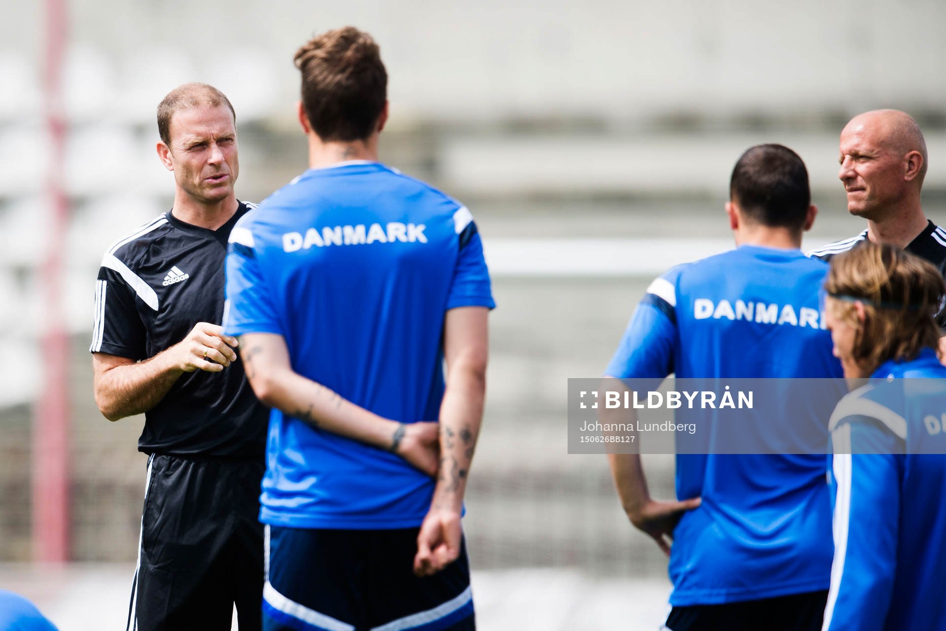 Danmarks förbundskapten Jess Thorup instruerar spelarna