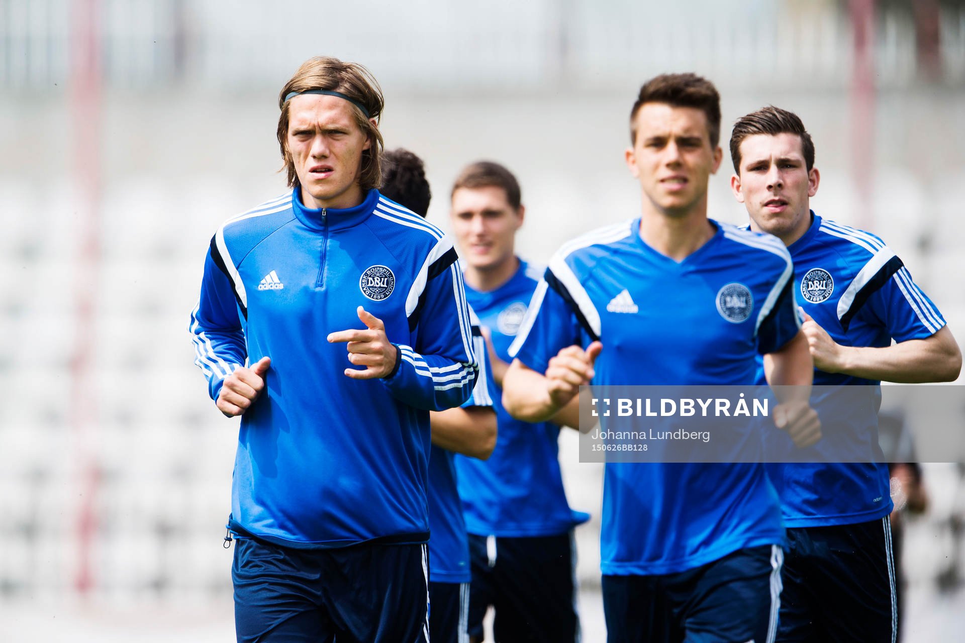 Danmarks Jannik Vestergaard (tv) under en träning med det danska U21 landslaget den 25 juni 2015 i Prag.