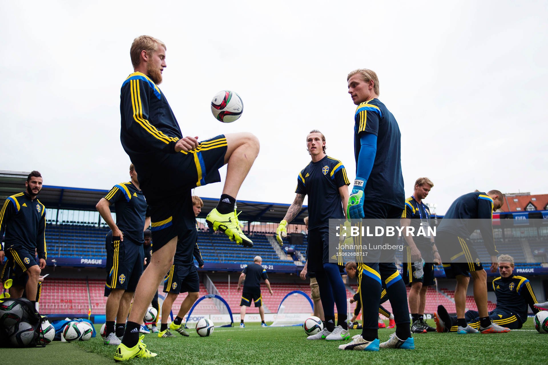Sveriges Filip Helander, målvakt Andreas Linde och målvakt Jakob Rinne under en träning med det svenska U21 landslaget den 26 juni 2015 i Prag.