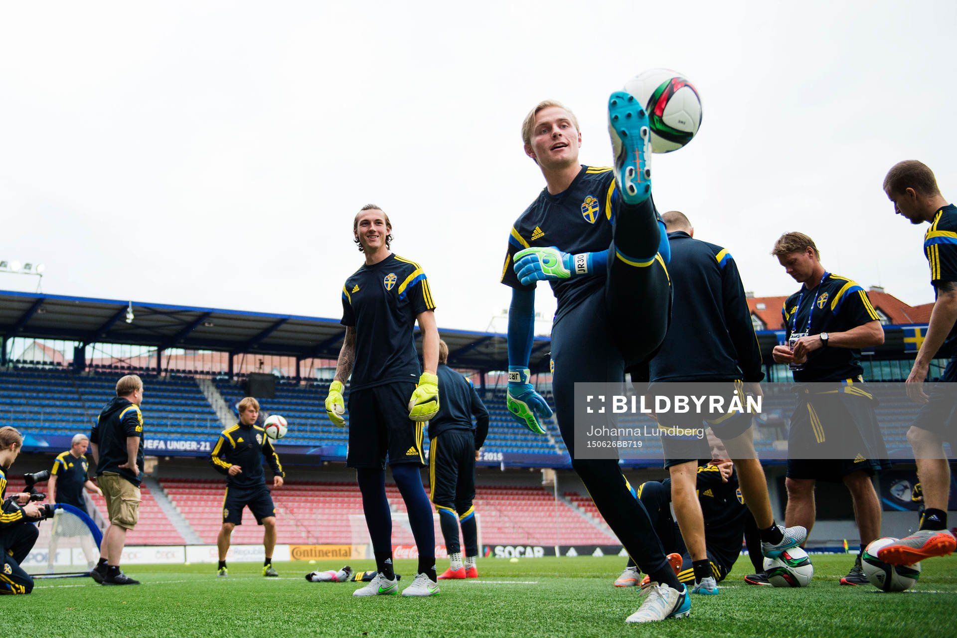 Sveriges Filip Helander, målvakt Andreas Linde och
