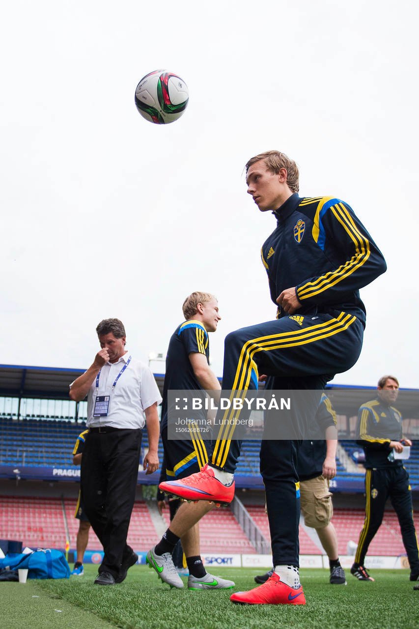 Sveriges Ludwig Augustinsson nunder en träning med det