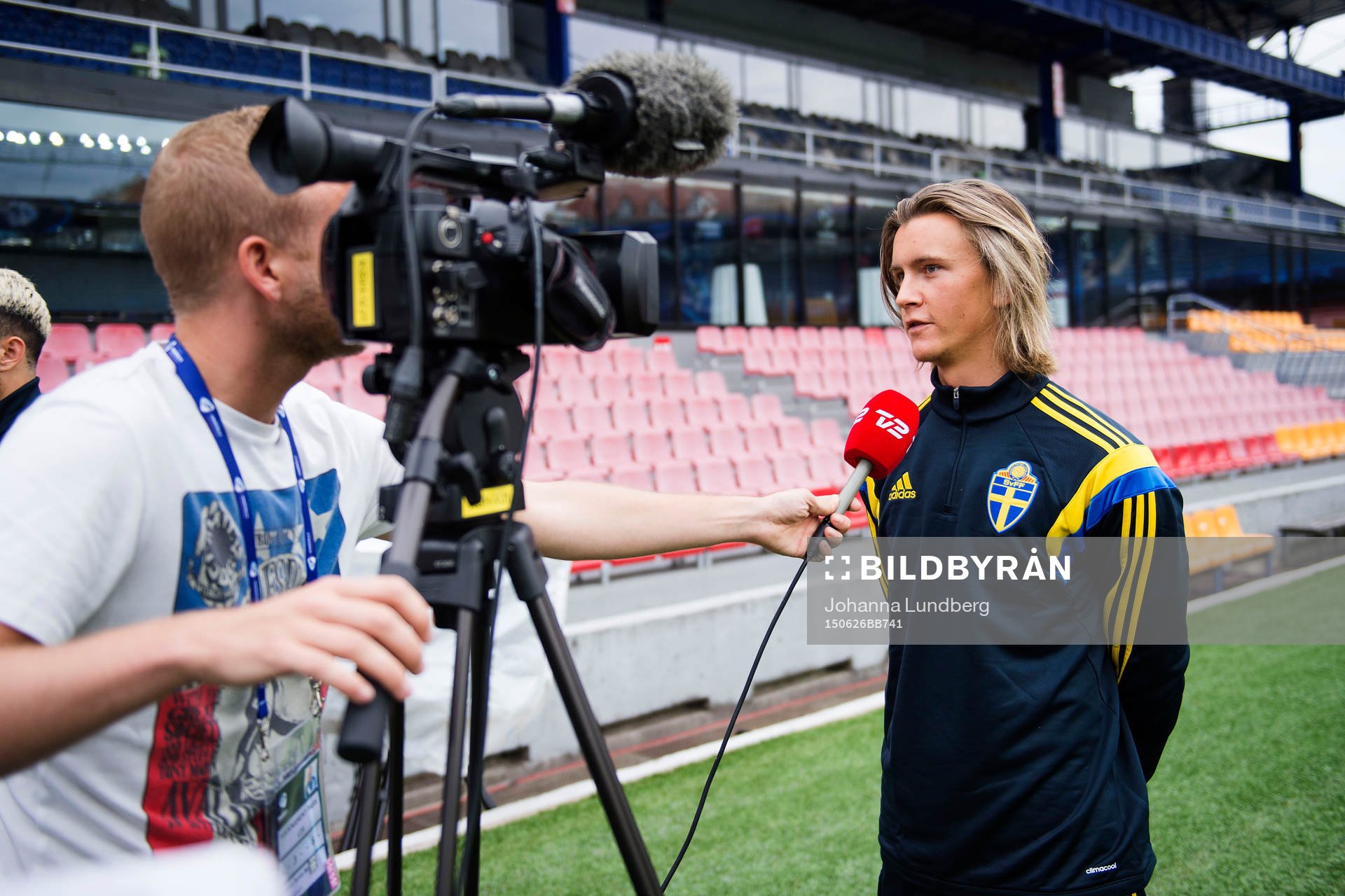 Sveriges Kristoffer Olsson  pratar med media
