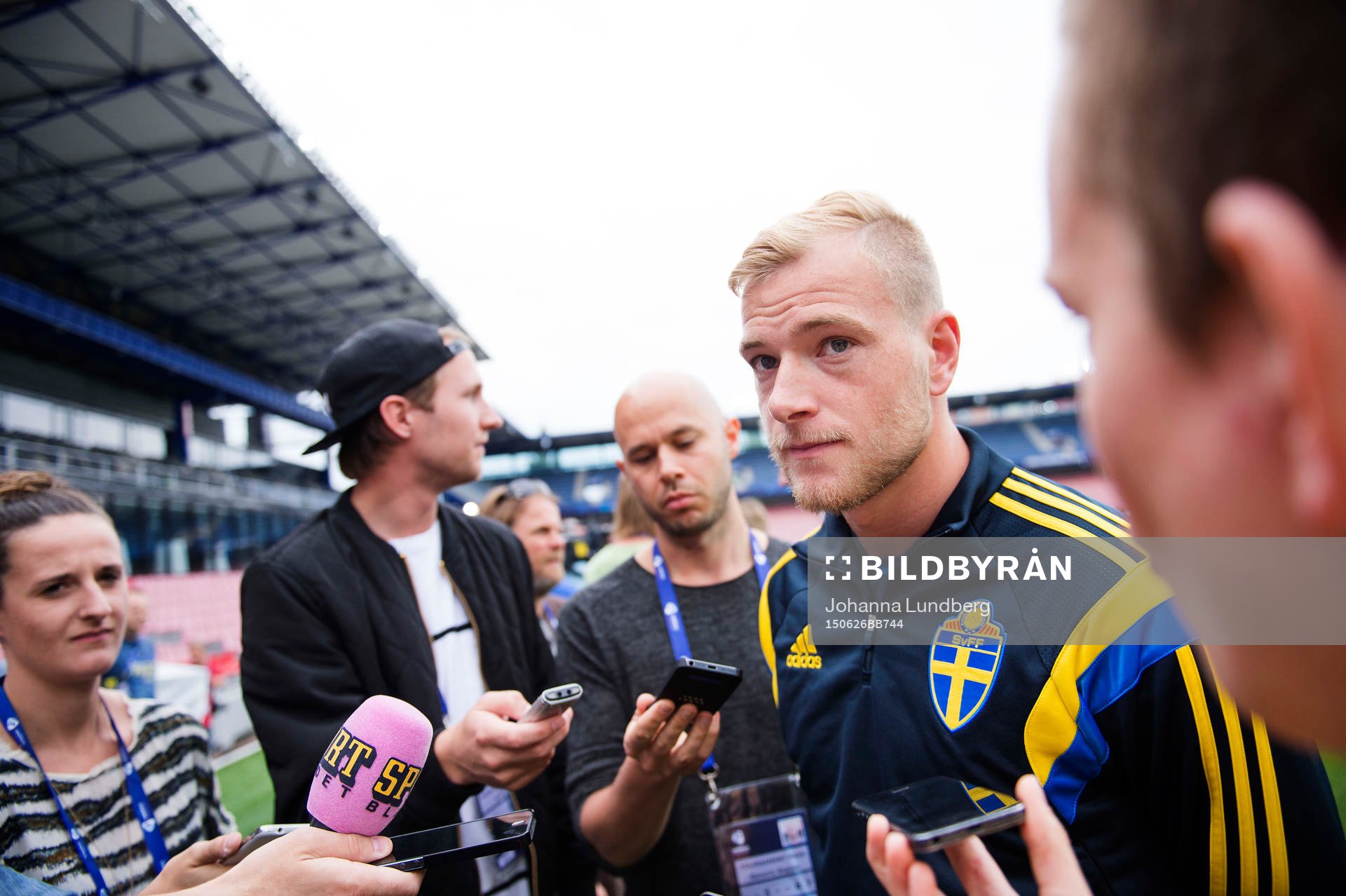 Sveriges John Guidetti pratar med media