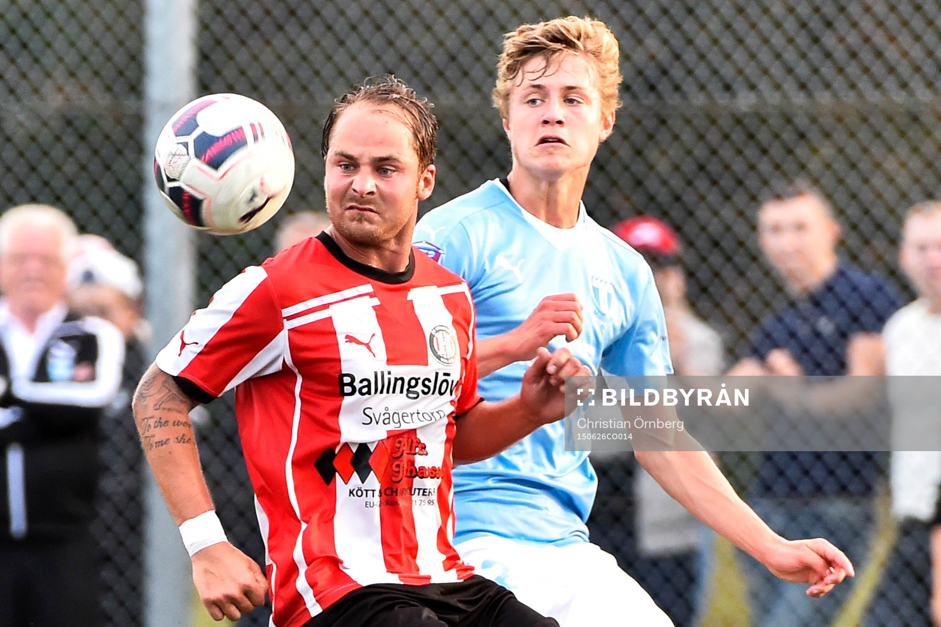 Höllvikens Michel Hansson och Malmö FFs Mattias Svanberg under träningsmatchen i fotboll mellan Höllviken och Malmö FF den 26 juni 2015 i Höllviken.