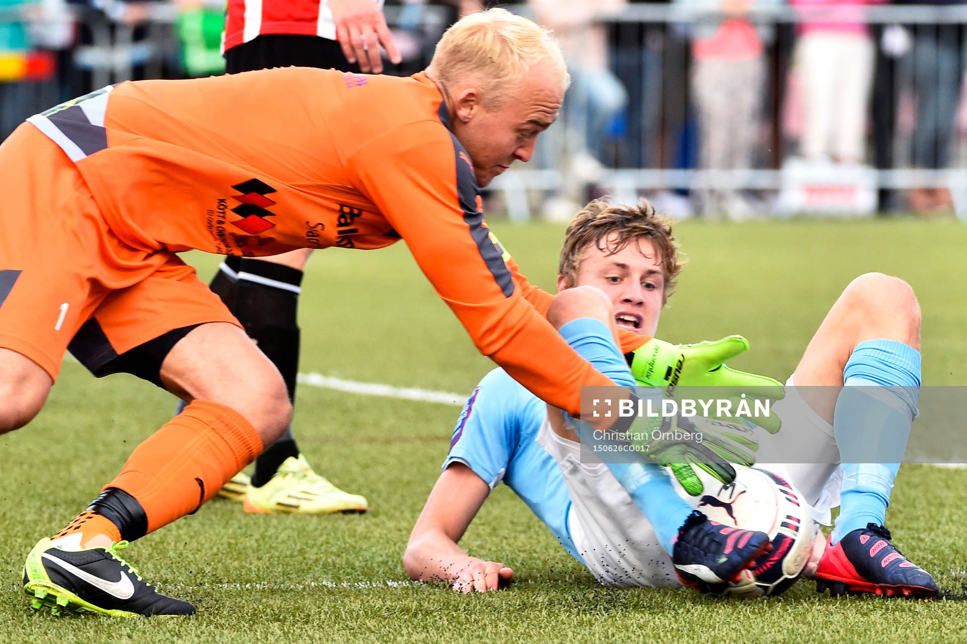 Malmö FFs Mattias Svanberg och Höllvikens målvakt Marcus