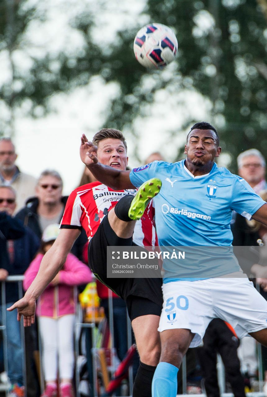 Höllvikens Erik Pärsson mot Malmö FFs Luis Felipe