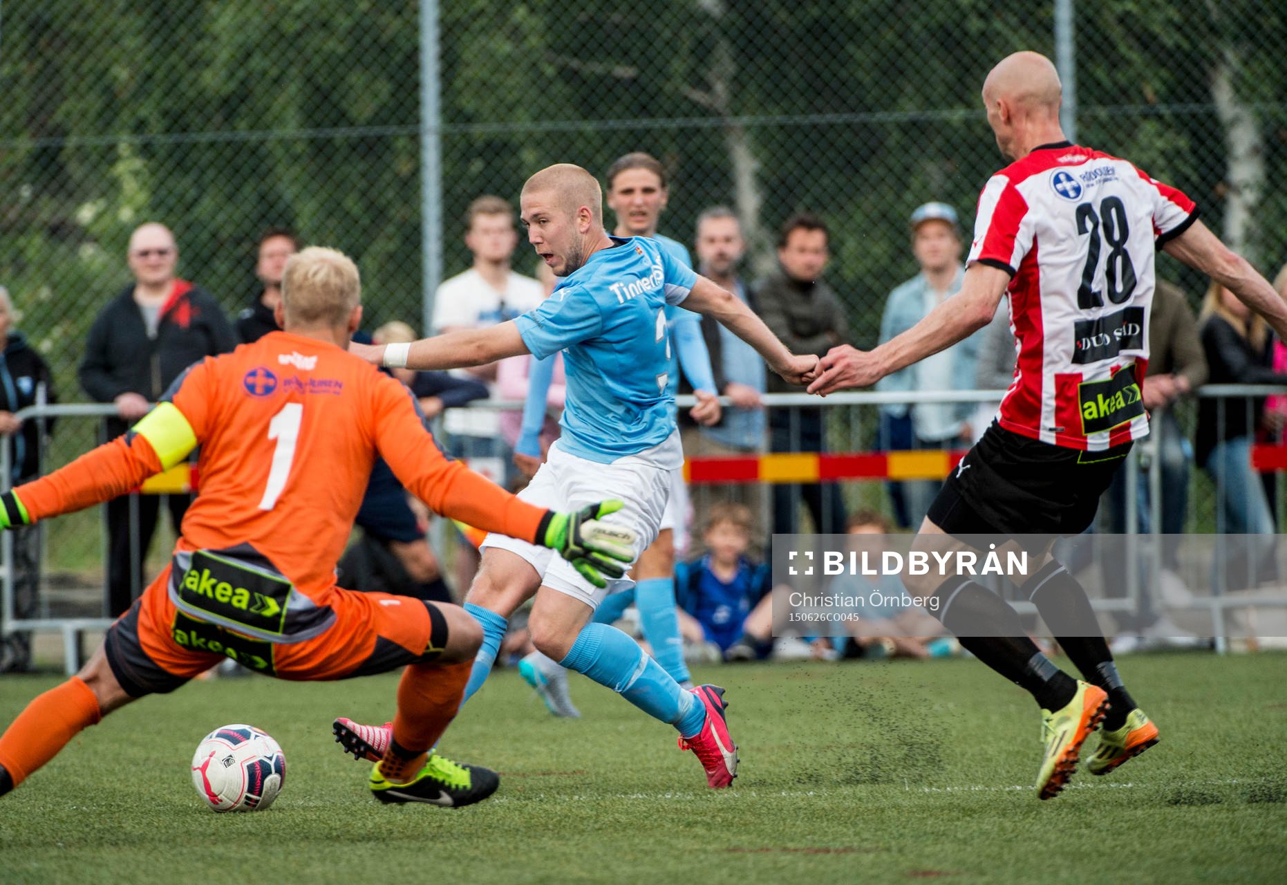 Malmö FFs Anton Tinnerholm mot Höllvikens målvakt Marcus
