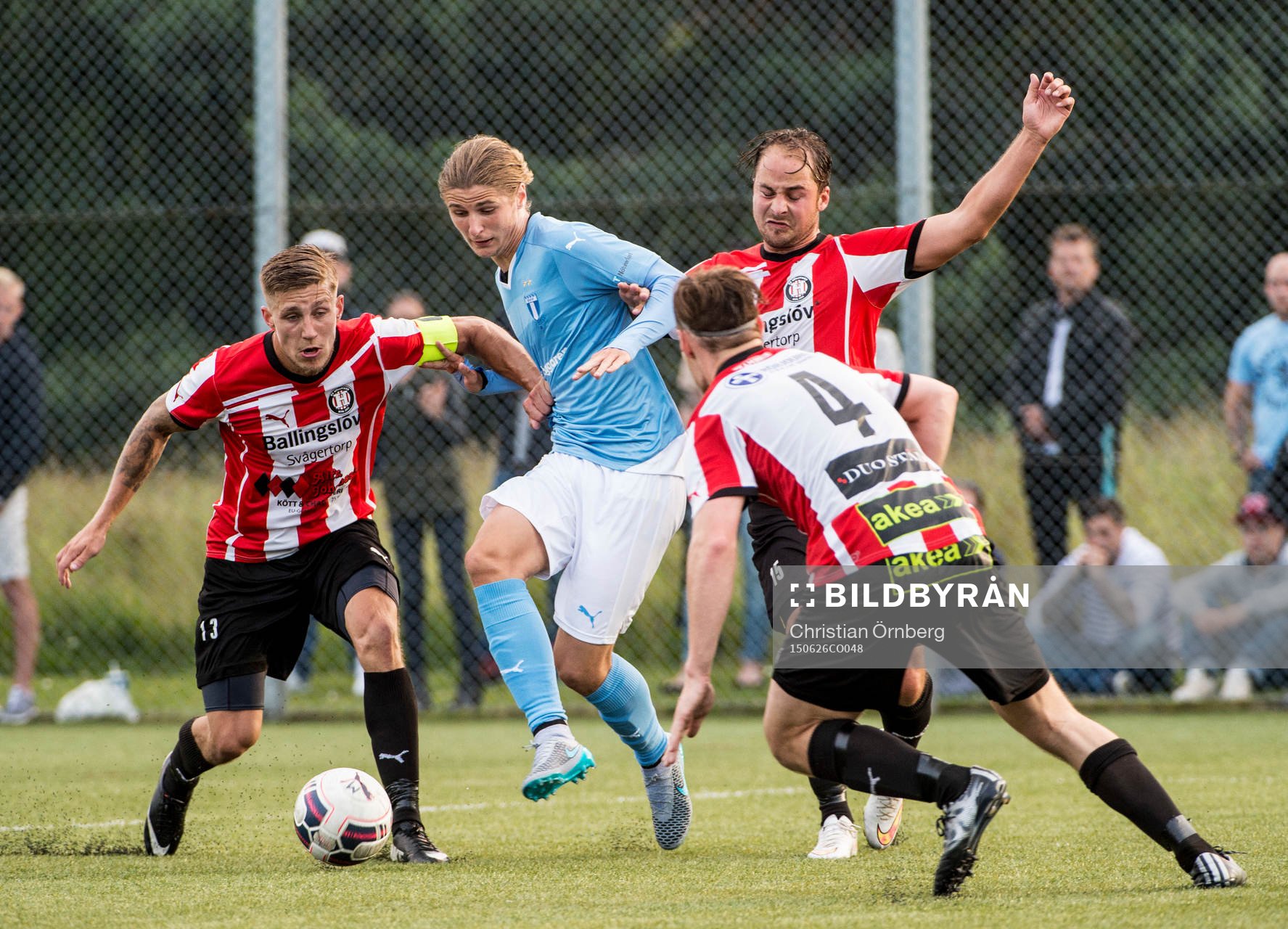 Malmö FFs Pawel Cibicki mot Höllvikens Anton Wiklund,