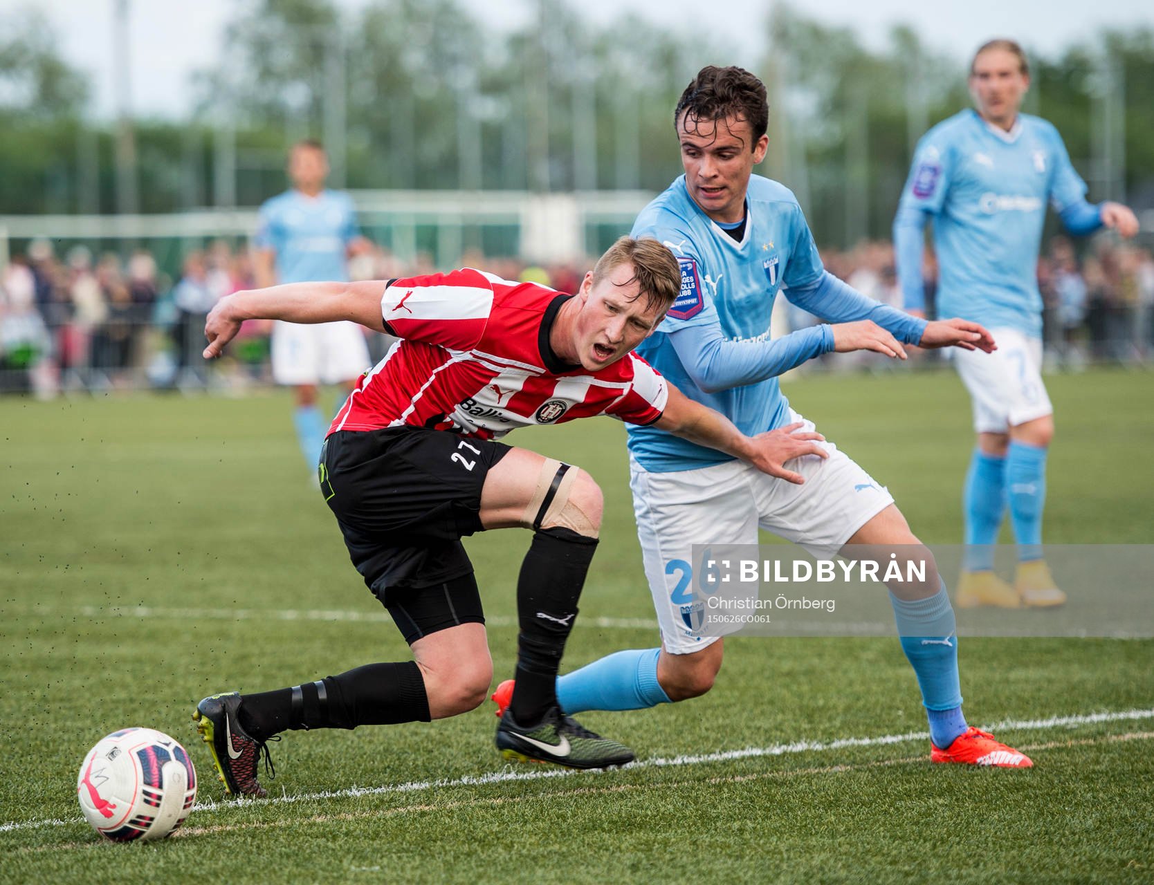 Höllvikens Marcus Hortén i närkamp mot Malmö FFs