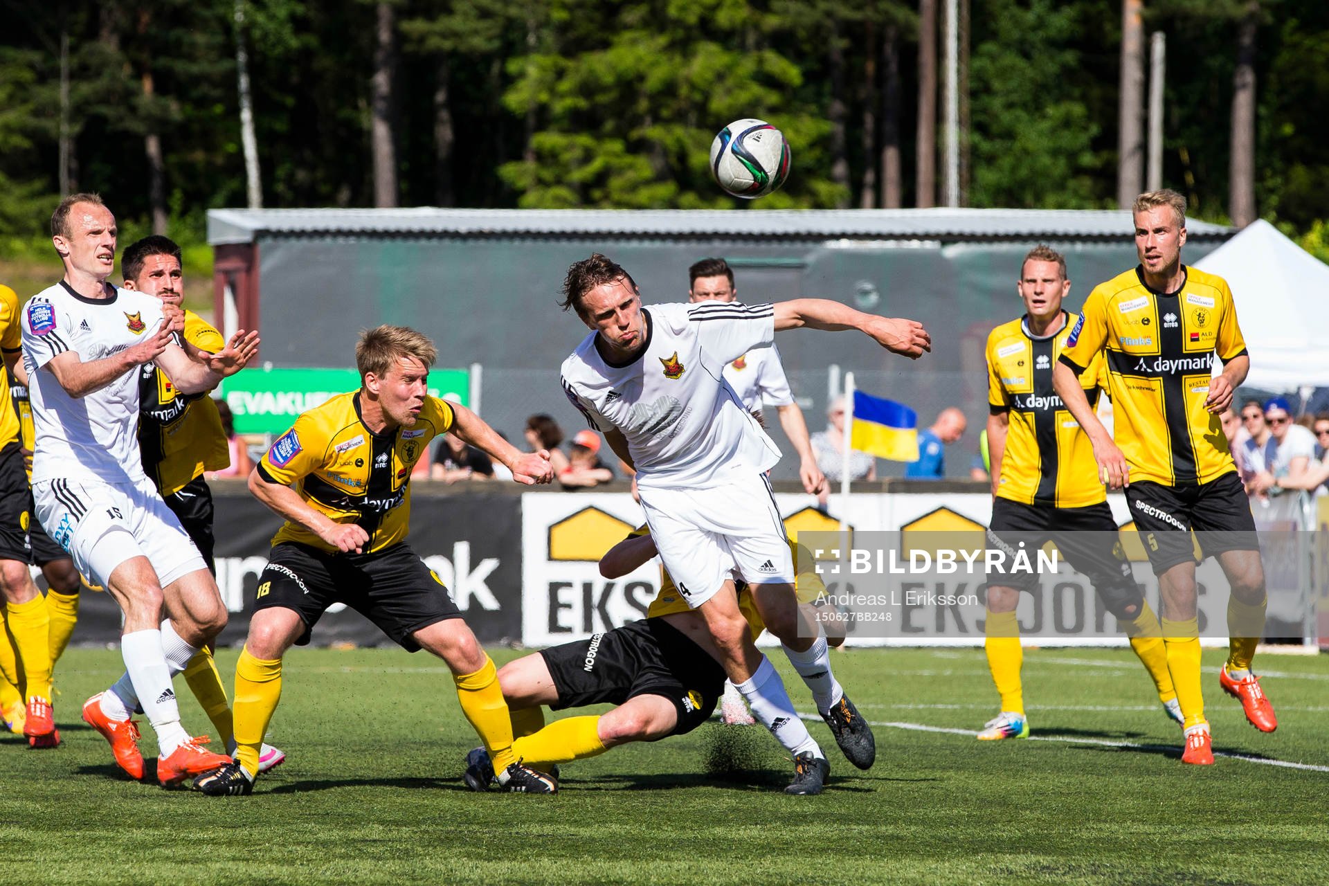 Frej Täbys Joakim Runnemo i en nickduell med Östersunds