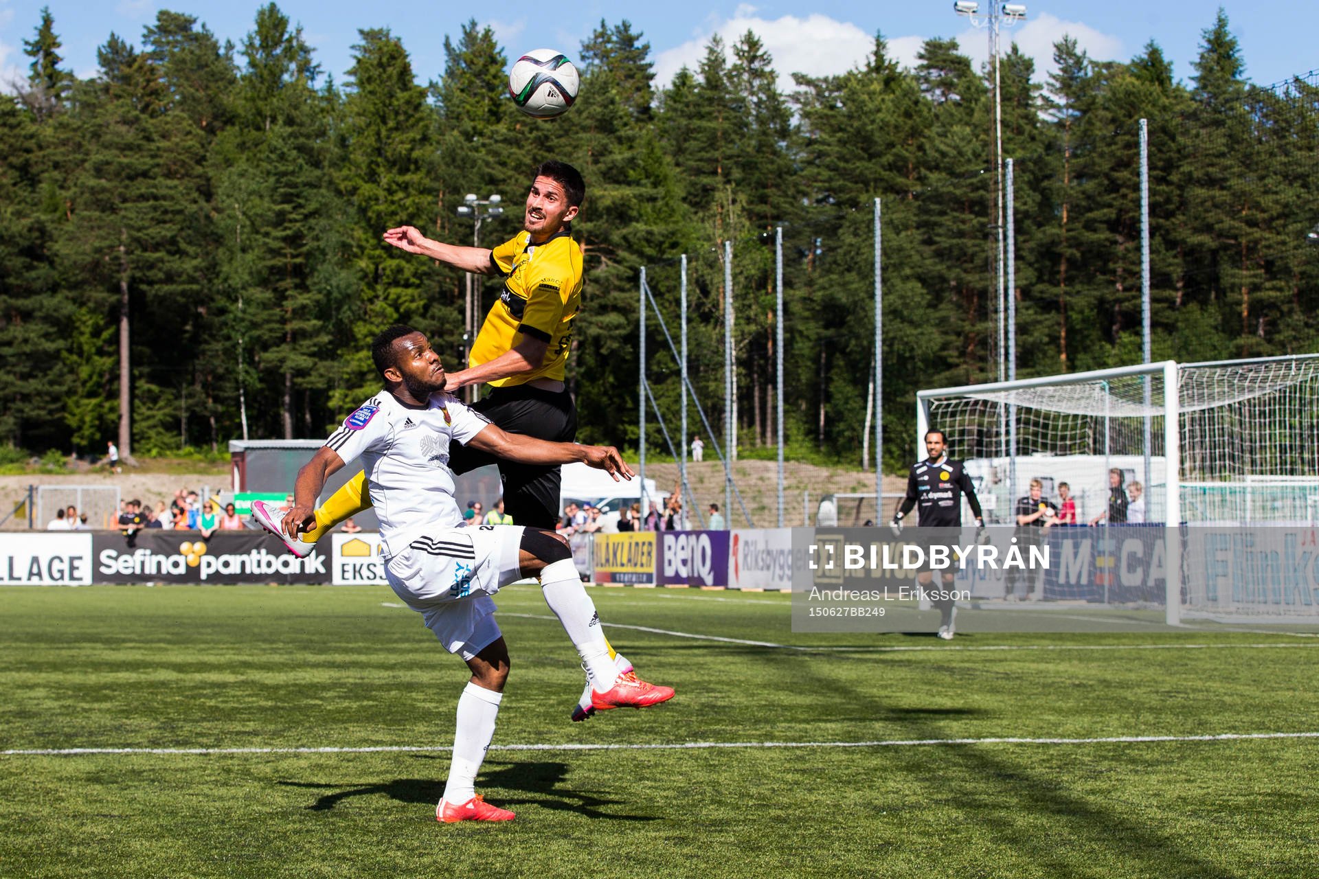 Östersunds Michael Junior Omoh i en nickduell med Frej