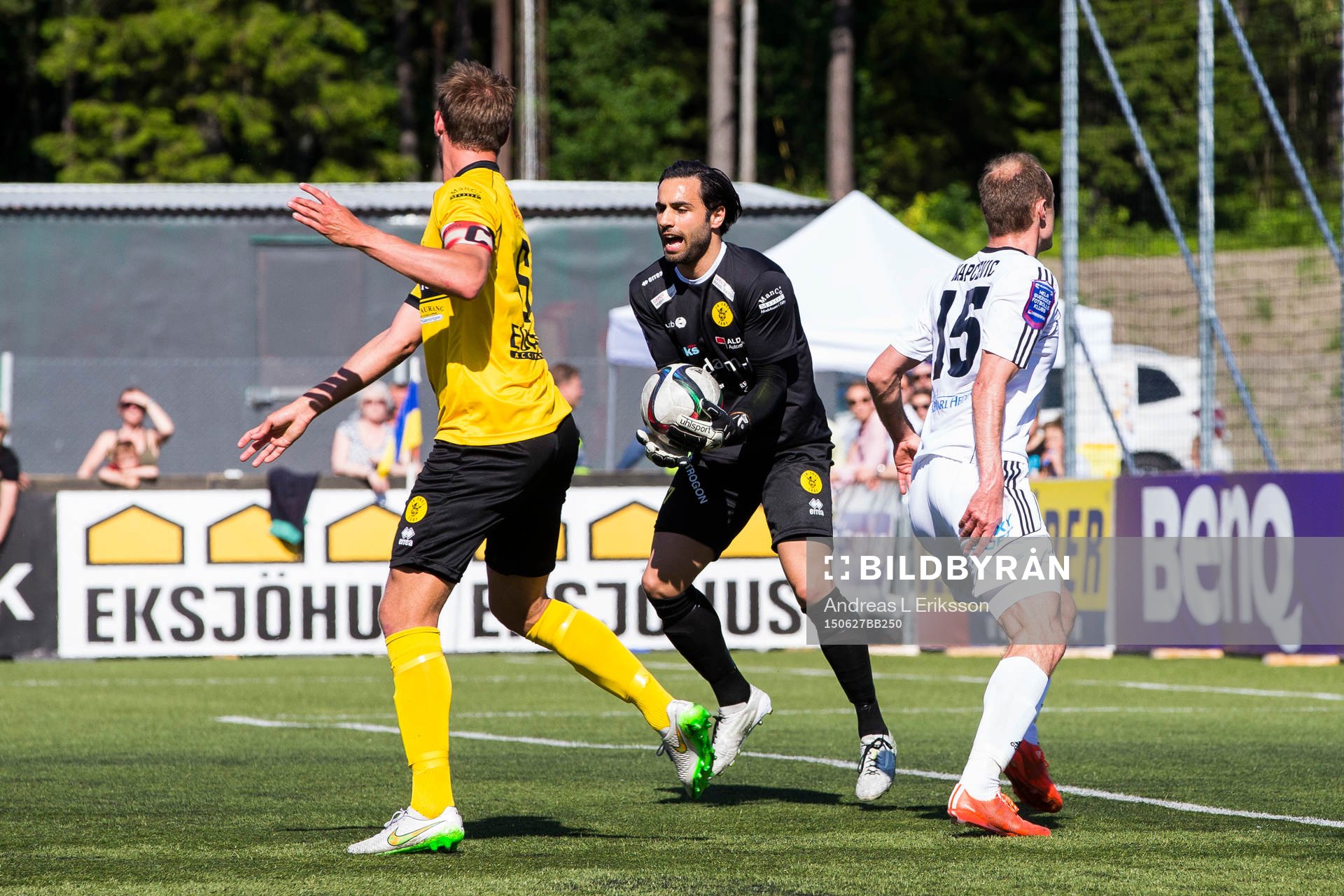 Frej Täbys målvakt målvakt Marko Atanackovic plockar
