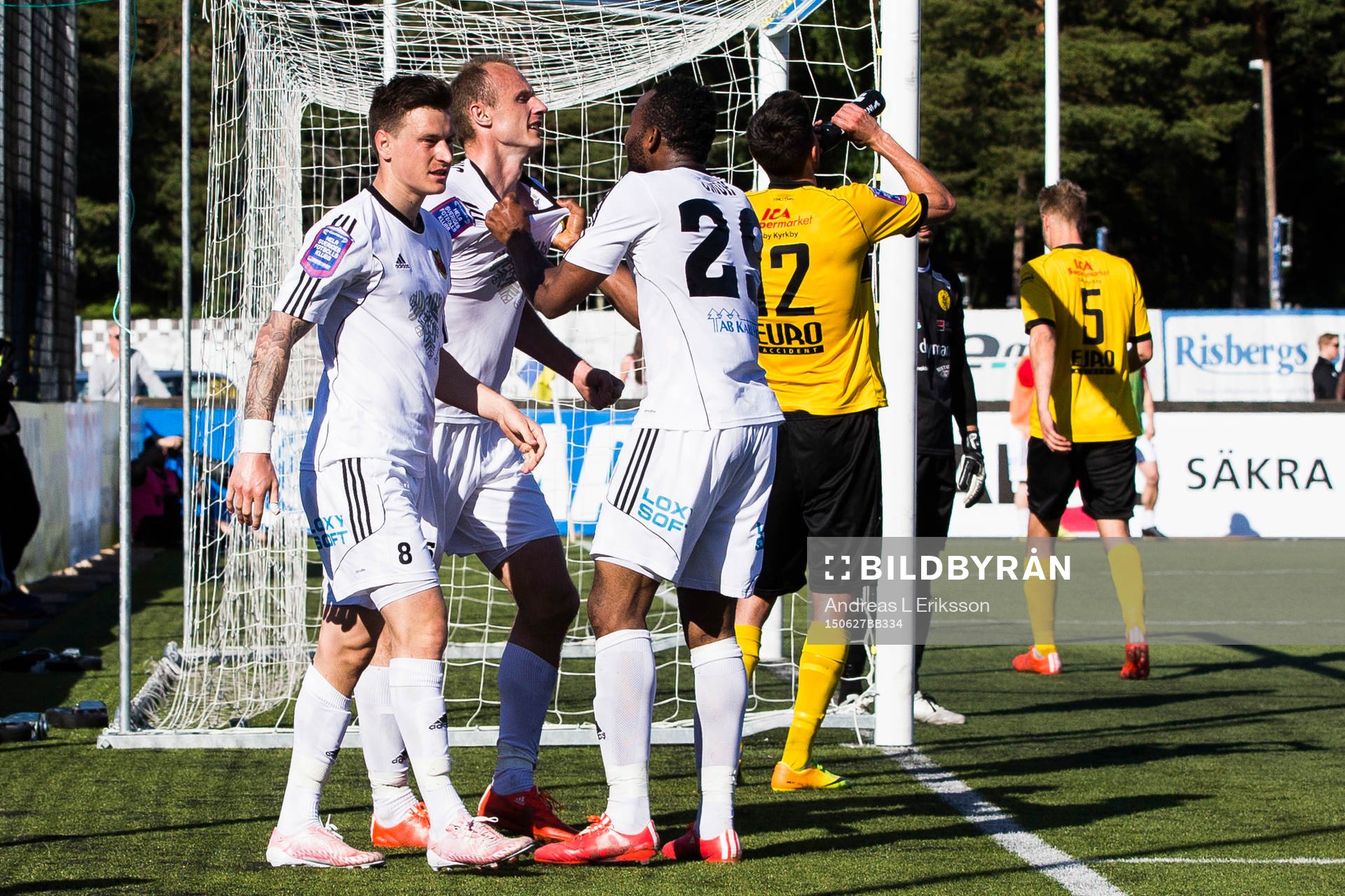 Östersunds Dragan Kapcevic (m) gratuleras av Jamie Hopcutt
