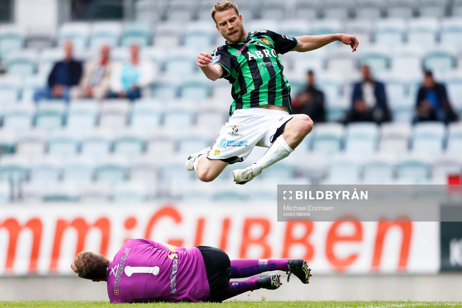 GAIS Joel Johansson och Assyriskas målvakt Robin Malmkvist