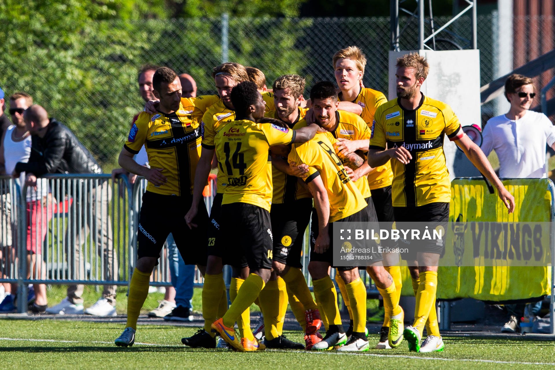 Frej Täbys spelare jublar