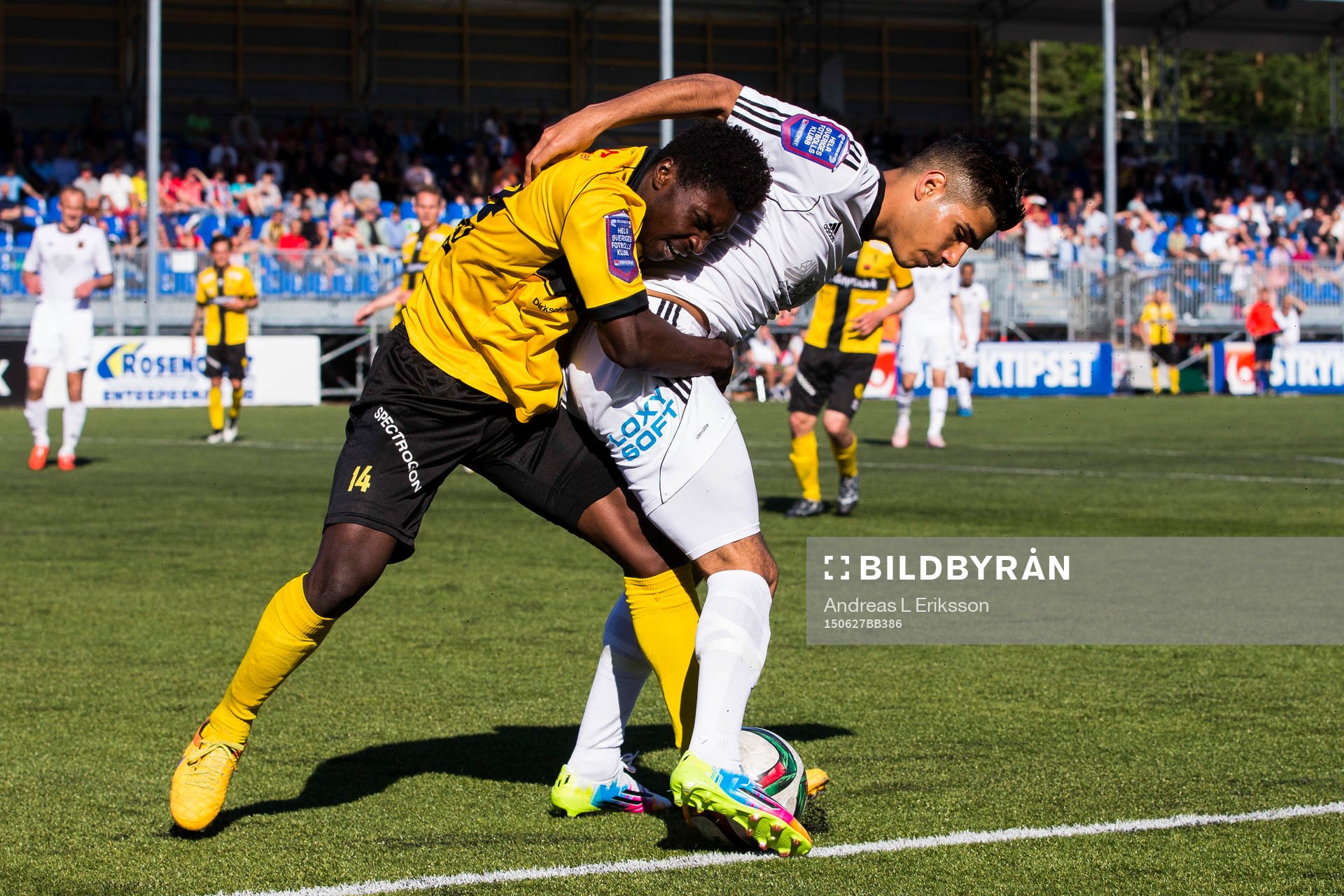 Frej Täbys Dominic Oduro i kamp om bollen med Östersunds