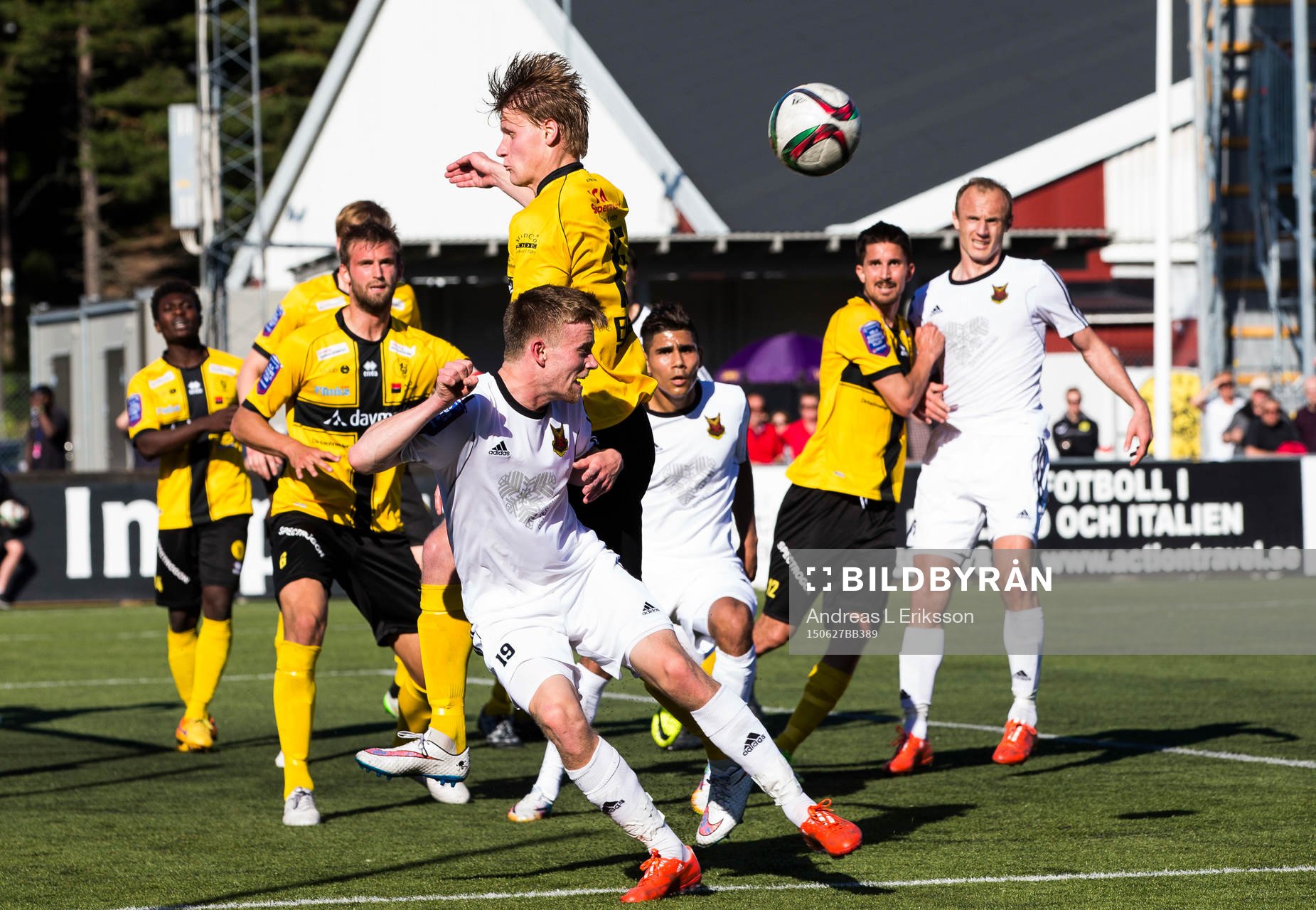 Östersunds Dennis Widgren i en nickduell med Frej Täbys