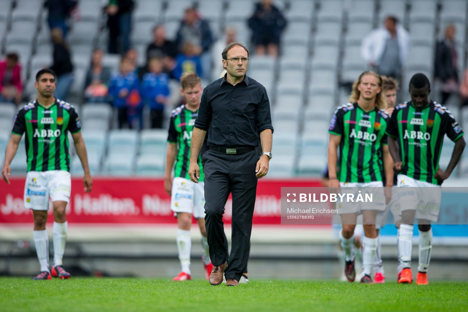 GAIS tränare Per-Ola Ljung lämnar planen deppig ihop med
