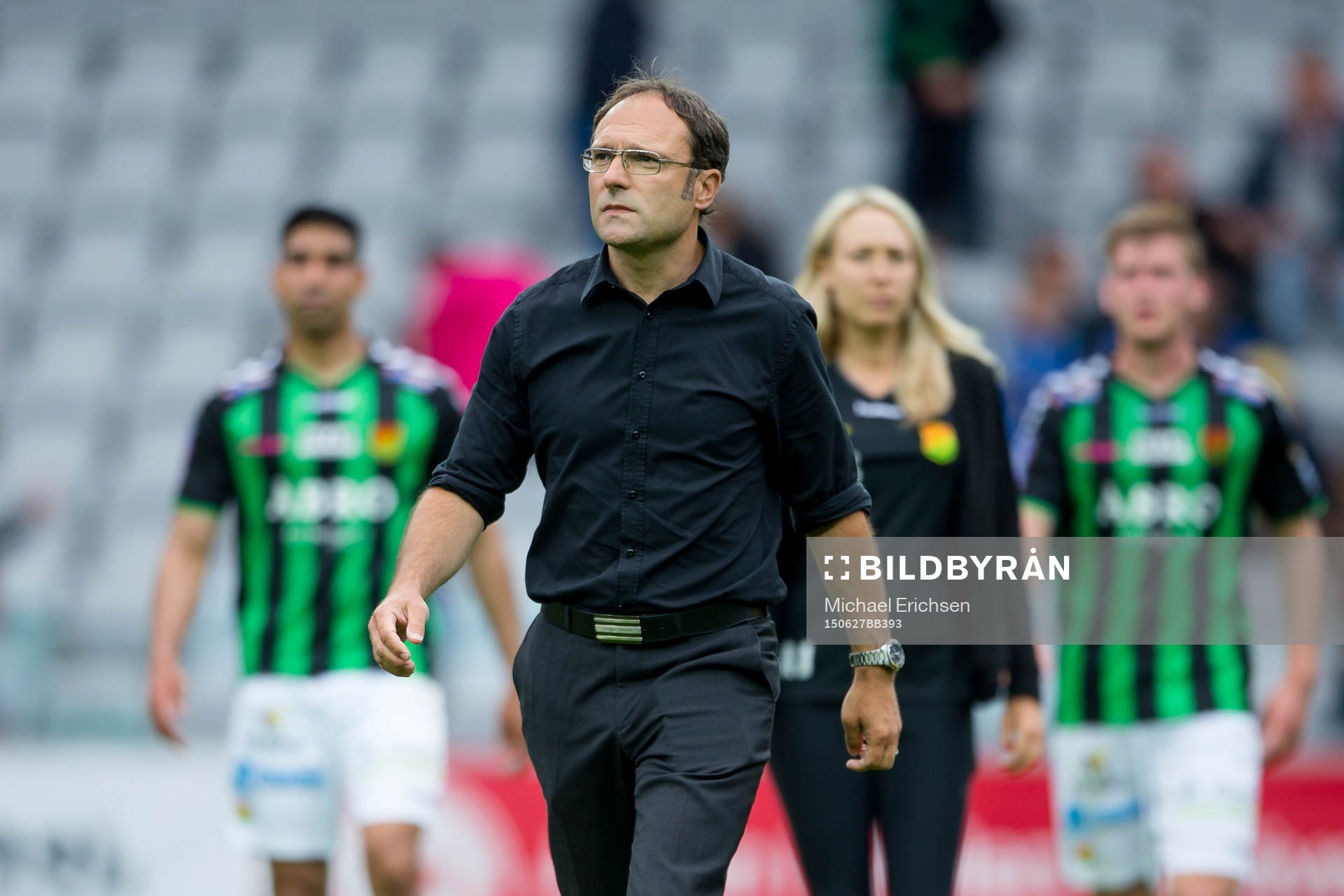 GAIS tränare Per-Ola Ljung lämnar planen deppig ihop med